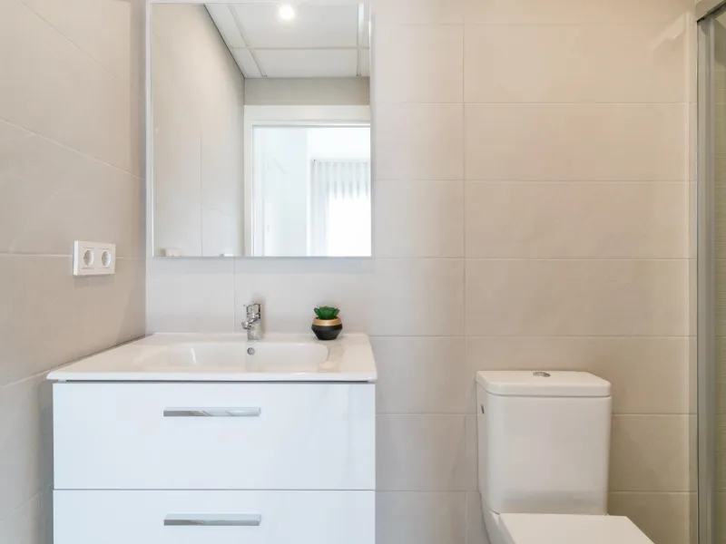 APARTAMENTOS DE OBRA NUEVA CON VISTAS AL MAR. 2 DOR. 2 BAÑOS. APARCAMENTO. PISCINA. PLAYA A 700 M.