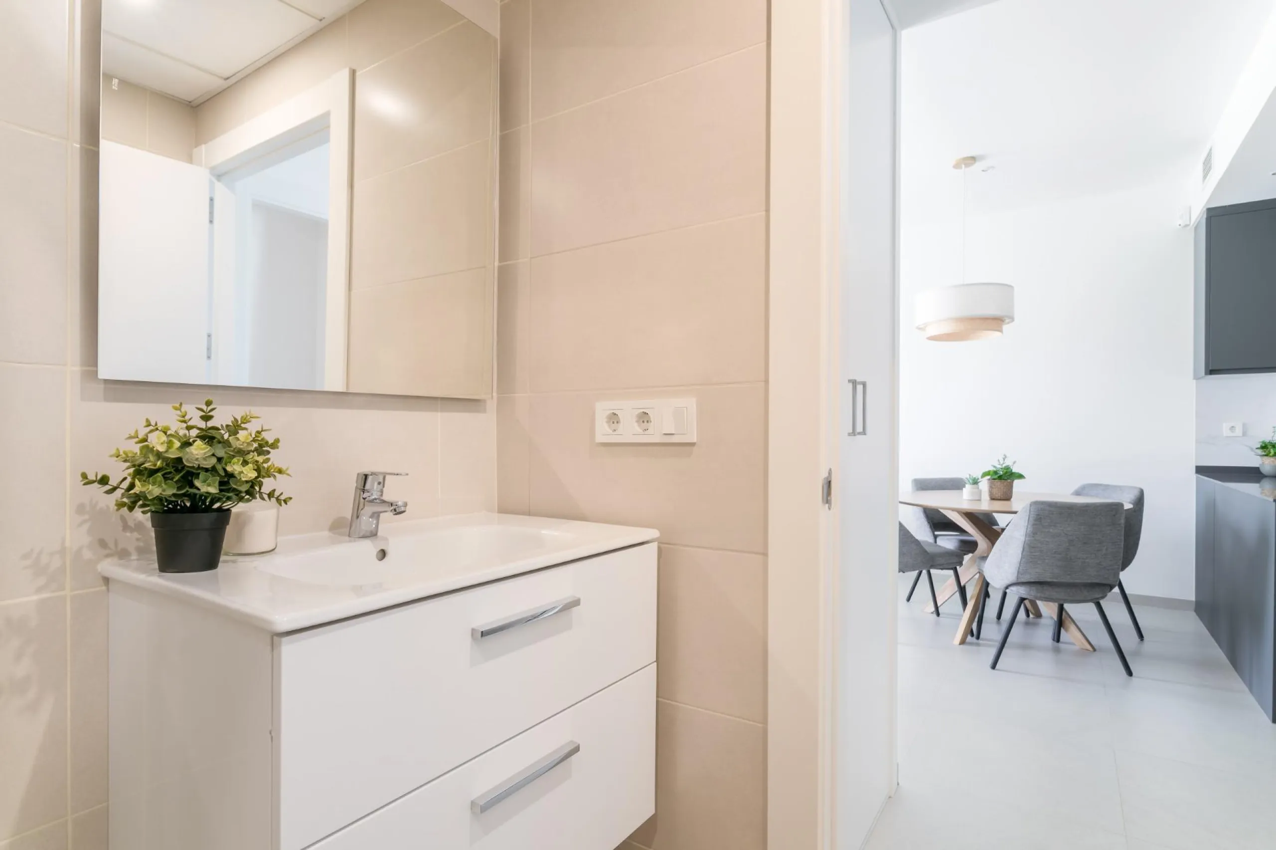 APARTAMENTOS DE OBRA NUEVA CON VISTAS AL MAR. 2 DOR. 2 BAÑOS. APARCAMENTO. PISCINA. PLAYA A 700 M.