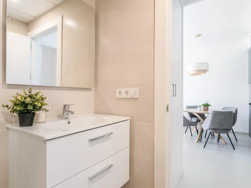 APARTAMENTOS DE OBRA NUEVA CON VISTAS AL MAR. 2 DOR. 2 BAÑOS. APARCAMENTO. PISCINA. PLAYA A 700 M.