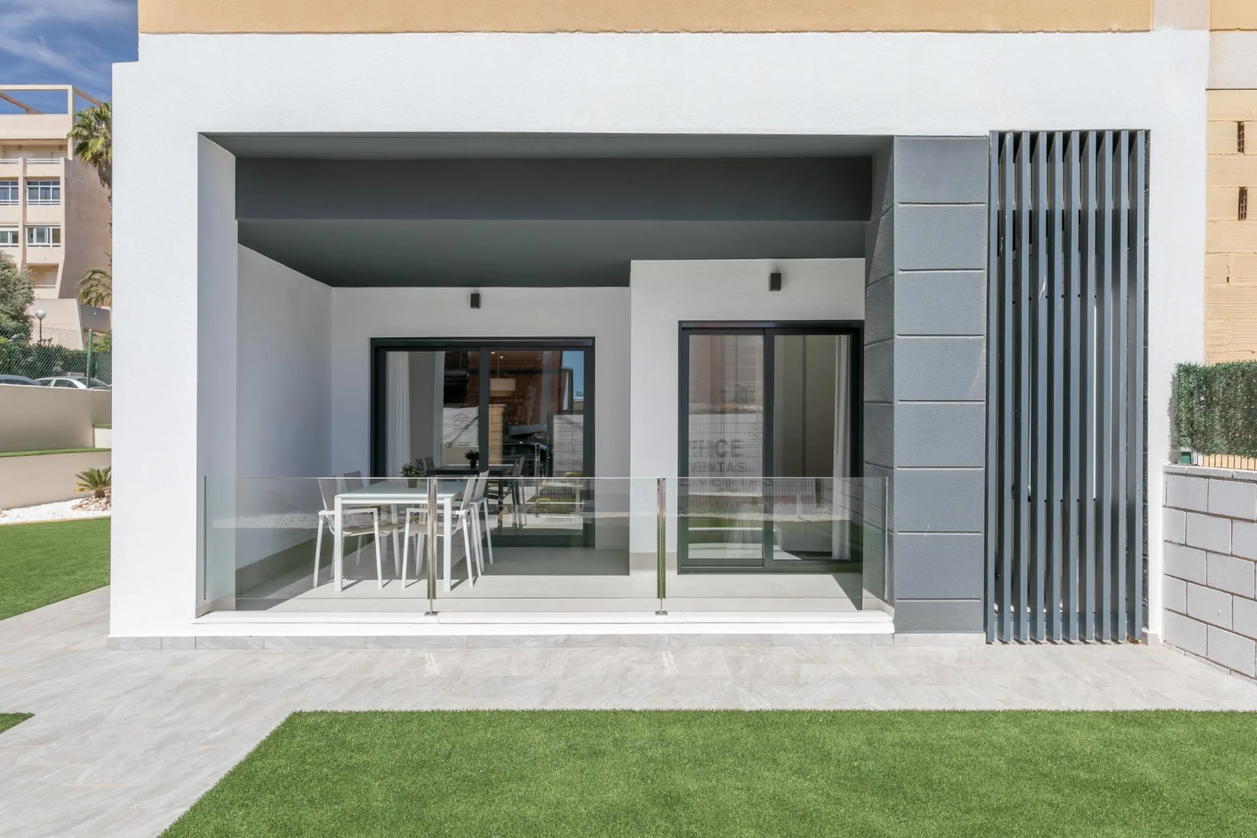 APARTAMENTOS DE OBRA NUEVA CON VISTAS AL MAR. 2 DOR. 2 BAÑOS. APARCAMENTO. PISCINA. PLAYA A 700 M.