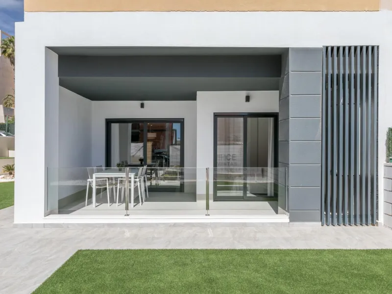 APARTAMENTOS DE OBRA NUEVA CON VISTAS AL MAR. 2 DOR. 2 BAÑOS. APARCAMENTO. PISCINA. PLAYA A 700 M.