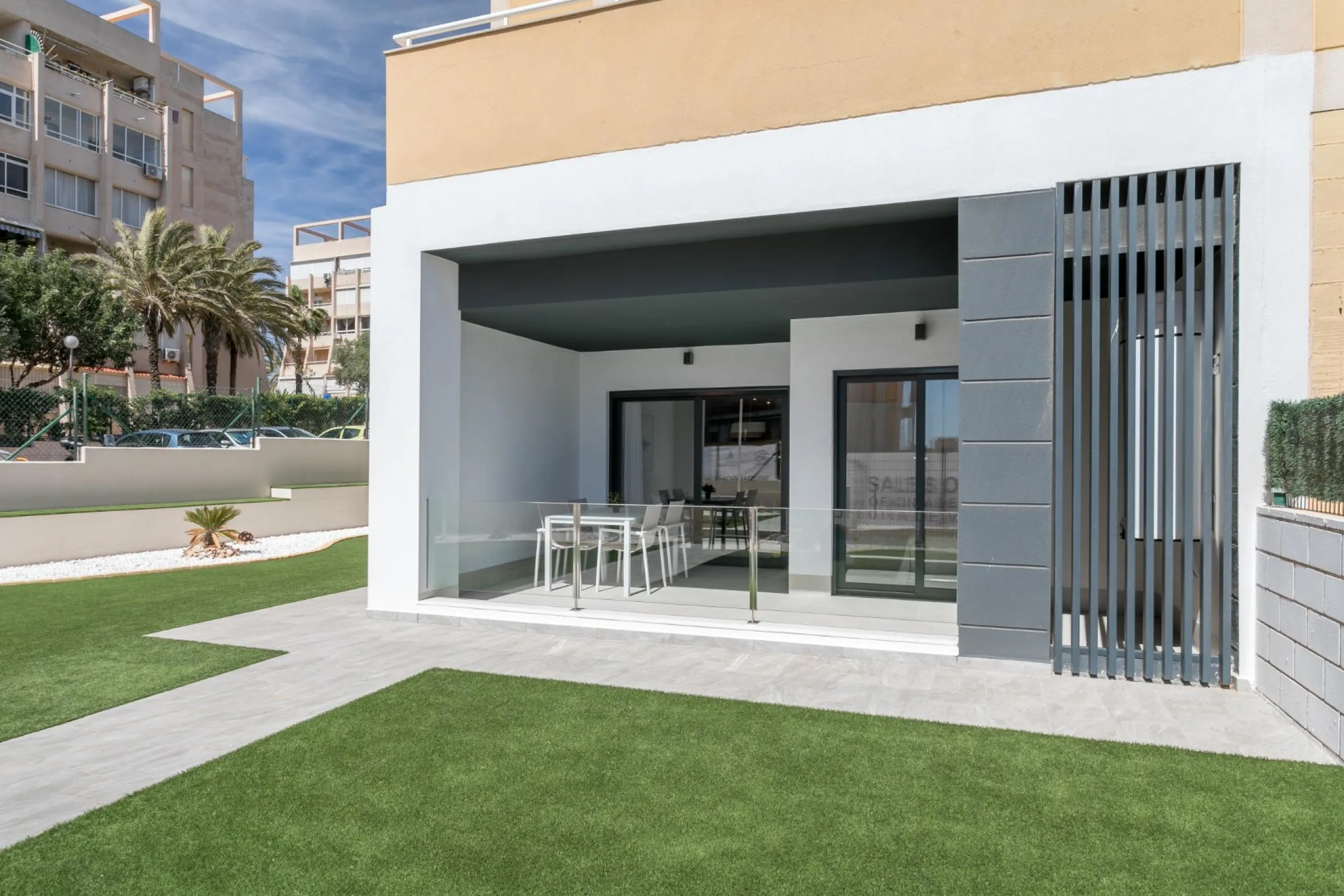 APARTAMENTOS DE OBRA NUEVA CON VISTAS AL MAR. 2 DOR. 2 BAÑOS. APARCAMENTO. PISCINA. PLAYA A 700 M.