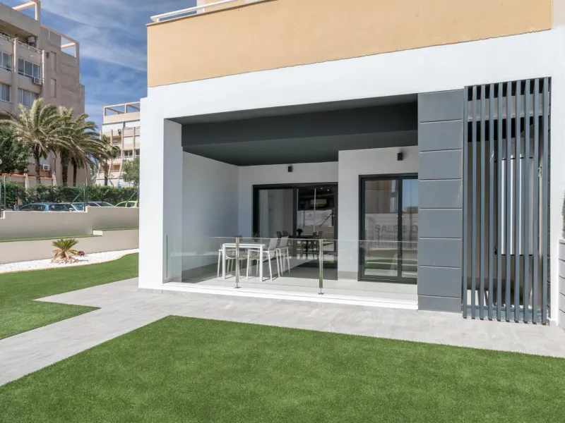 APARTAMENTOS DE OBRA NUEVA CON VISTAS AL MAR. 2 DOR. 2 BAÑOS. APARCAMENTO. PISCINA. PLAYA A 700 M.