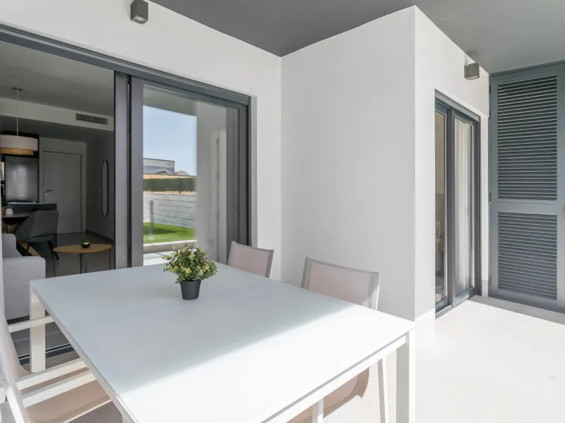 APARTAMENTOS DE OBRA NUEVA CON VISTAS AL MAR. 2 DOR. 2 BAÑOS. APARCAMENTO. PISCINA. PLAYA A 700 M.