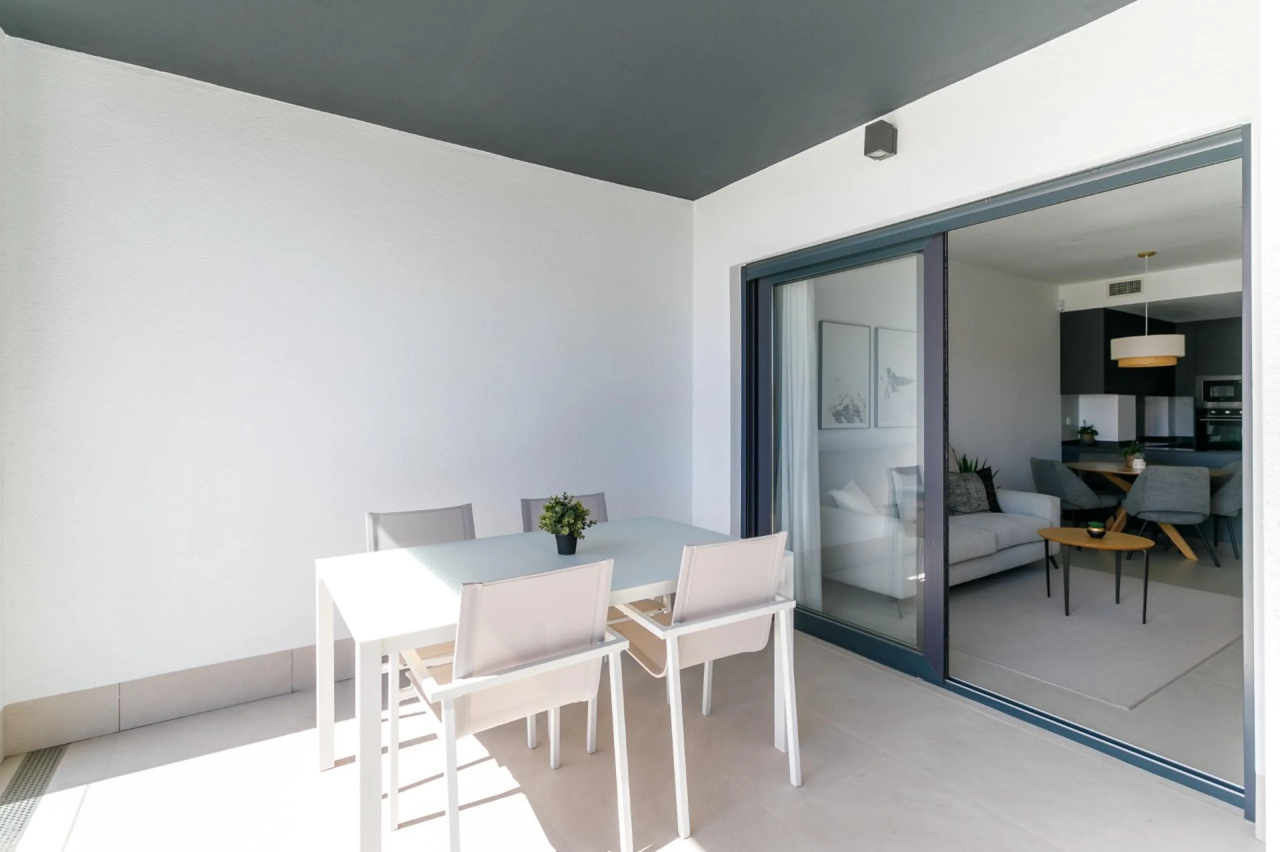 APARTAMENTOS DE OBRA NUEVA CON VISTAS AL MAR. 2 DOR. 2 BAÑOS. APARCAMENTO. PISCINA. PLAYA A 700 M.