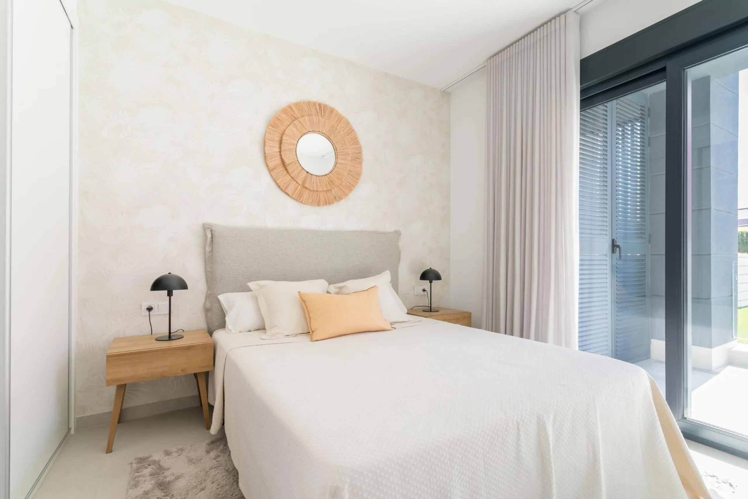 APARTAMENTOS DE OBRA NUEVA CON VISTAS AL MAR. 2 DOR. 2 BAÑOS. APARCAMENTO. PISCINA. PLAYA A 700 M.