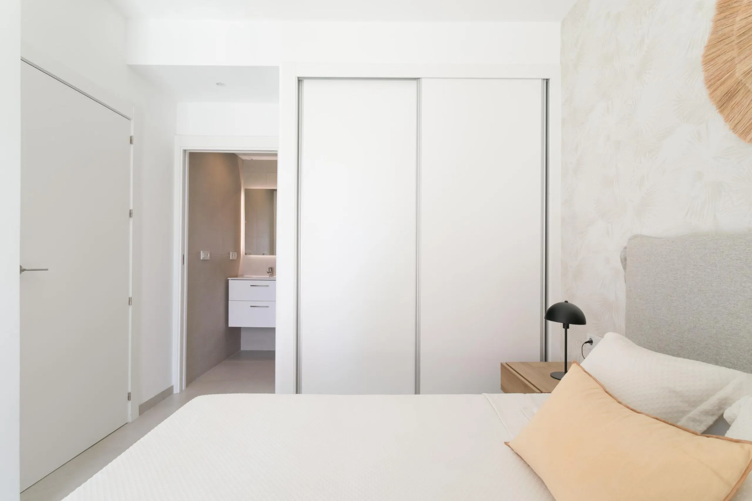 APARTAMENTOS DE OBRA NUEVA CON VISTAS AL MAR. 2 DOR. 2 BAÑOS. APARCAMENTO. PISCINA. PLAYA A 700 M.