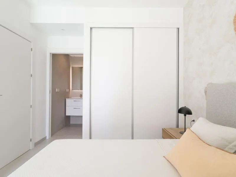 APARTAMENTOS DE OBRA NUEVA CON VISTAS AL MAR. 2 DOR. 2 BAÑOS. APARCAMENTO. PISCINA. PLAYA A 700 M.
