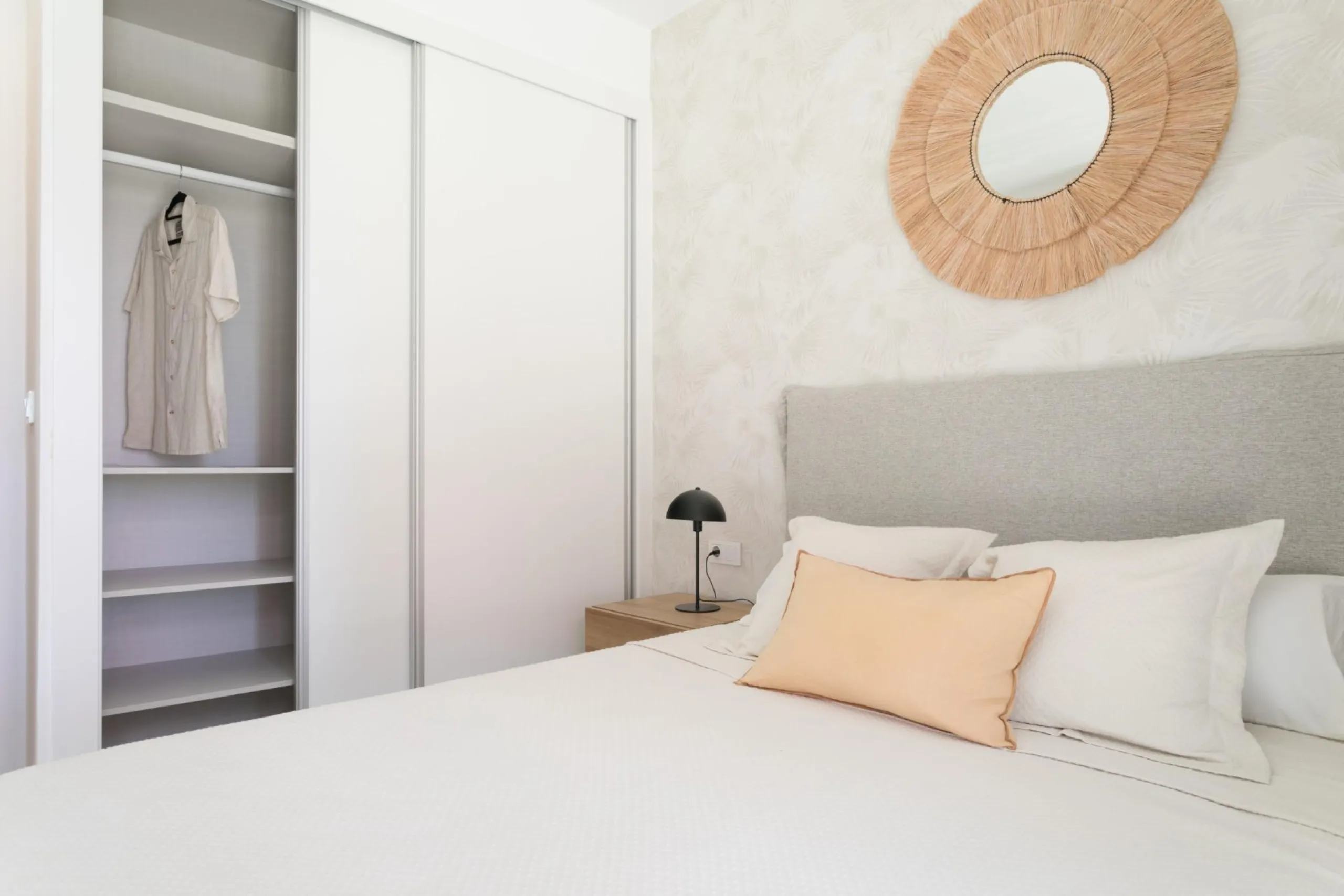 APARTAMENTOS DE OBRA NUEVA CON VISTAS AL MAR. 2 DOR. 2 BAÑOS. APARCAMENTO. PISCINA. PLAYA A 700 M.