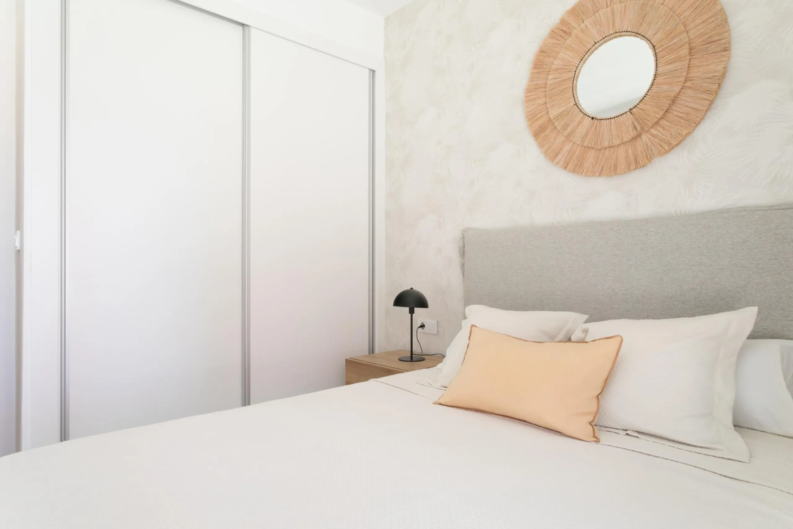 APARTAMENTOS DE OBRA NUEVA CON VISTAS AL MAR. 2 DOR. 2 BAÑOS. APARCAMENTO. PISCINA. PLAYA A 700 M.