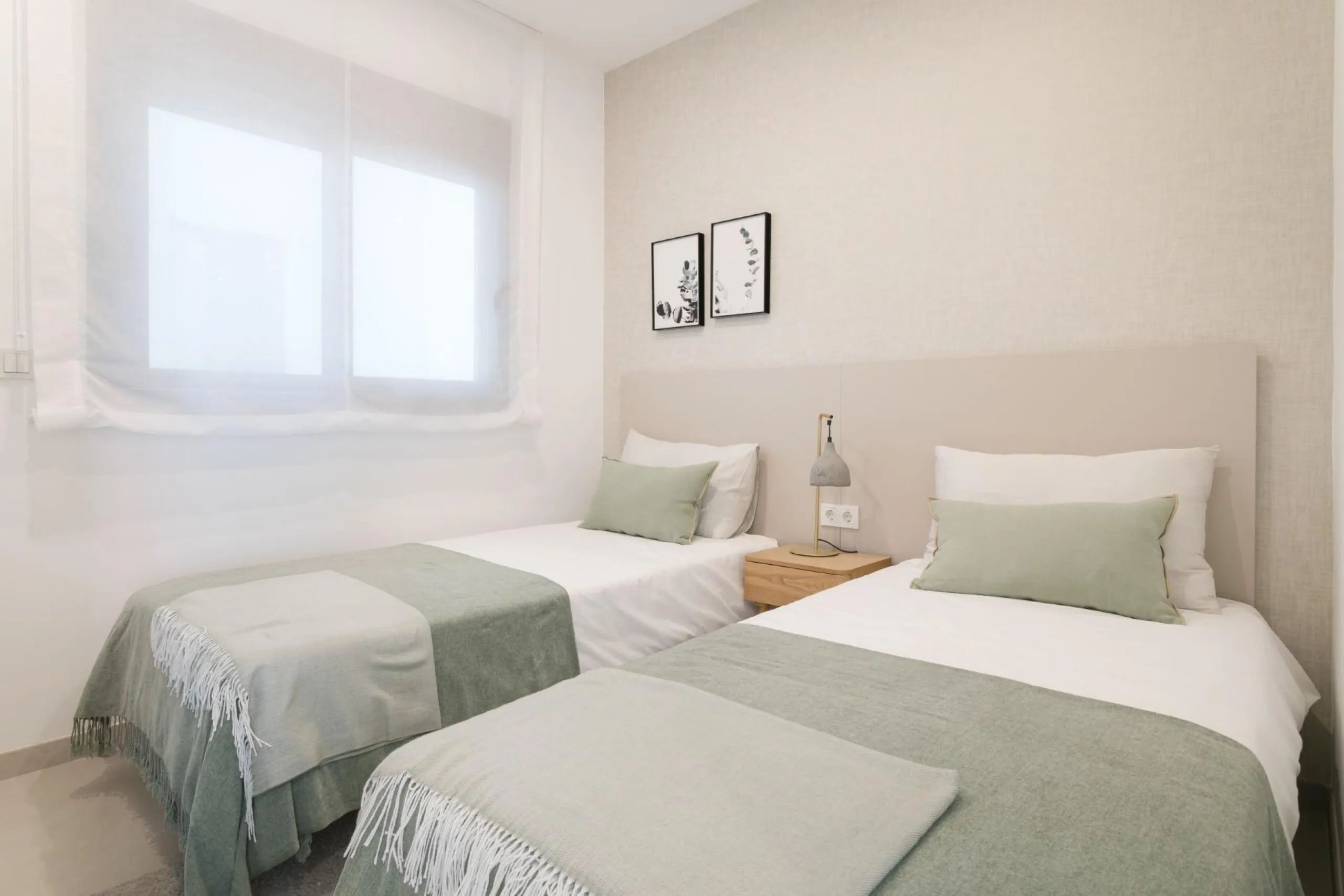 APARTAMENTOS DE OBRA NUEVA CON VISTAS AL MAR. 2 DOR. 2 BAÑOS. APARCAMENTO. PISCINA. PLAYA A 700 M.