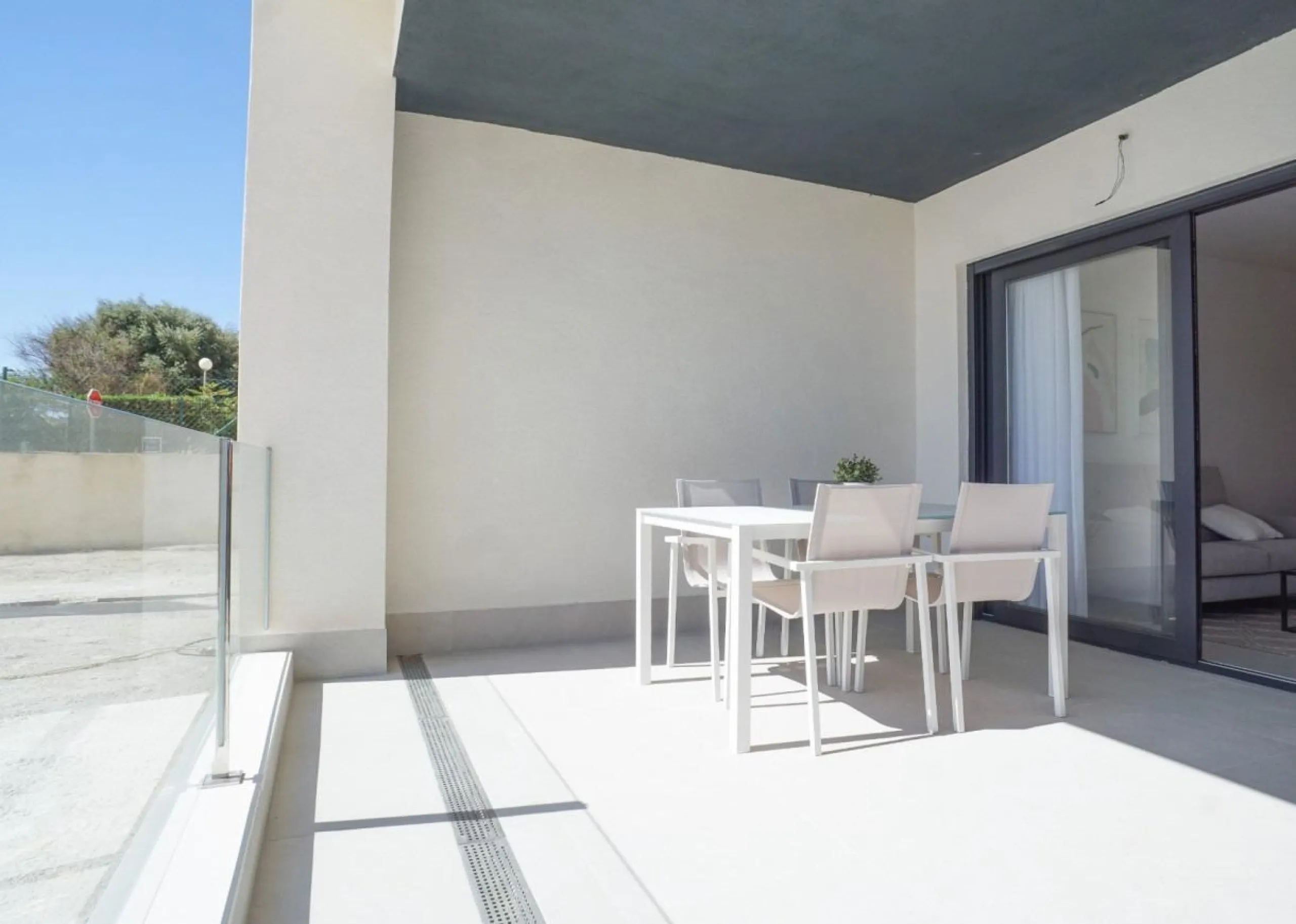 APARTAMENTOS DE OBRA NUEVA CON VISTAS AL MAR. 2 DOR. 2 BAÑOS. APARCAMENTO. PISCINA. PLAYA A 700 M.