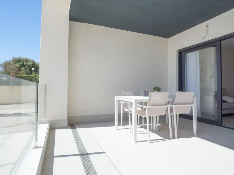 APARTAMENTOS DE OBRA NUEVA CON VISTAS AL MAR. 2 DOR. 2 BAÑOS. APARCAMENTO. PISCINA. PLAYA A 700 M.