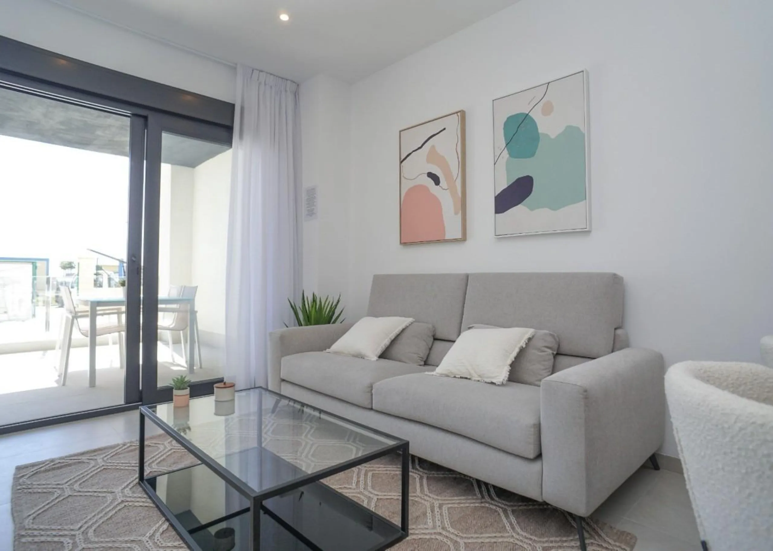 APARTAMENTOS DE OBRA NUEVA CON VISTAS AL MAR. 2 DOR. 2 BAÑOS. APARCAMENTO. PISCINA. PLAYA A 700 M.