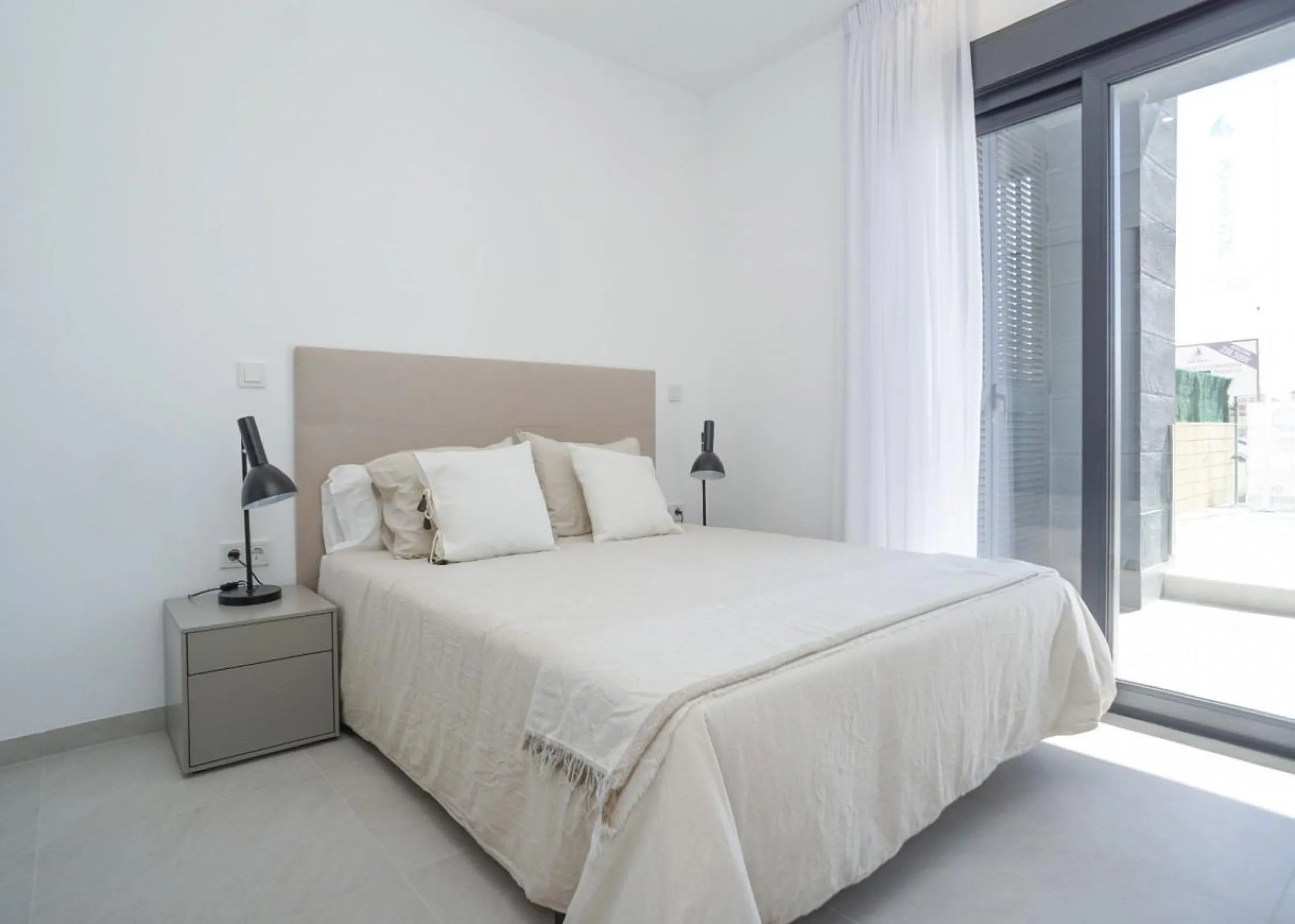 APARTAMENTOS DE OBRA NUEVA CON VISTAS AL MAR. 2 DOR. 2 BAÑOS. APARCAMENTO. PISCINA. PLAYA A 700 M.