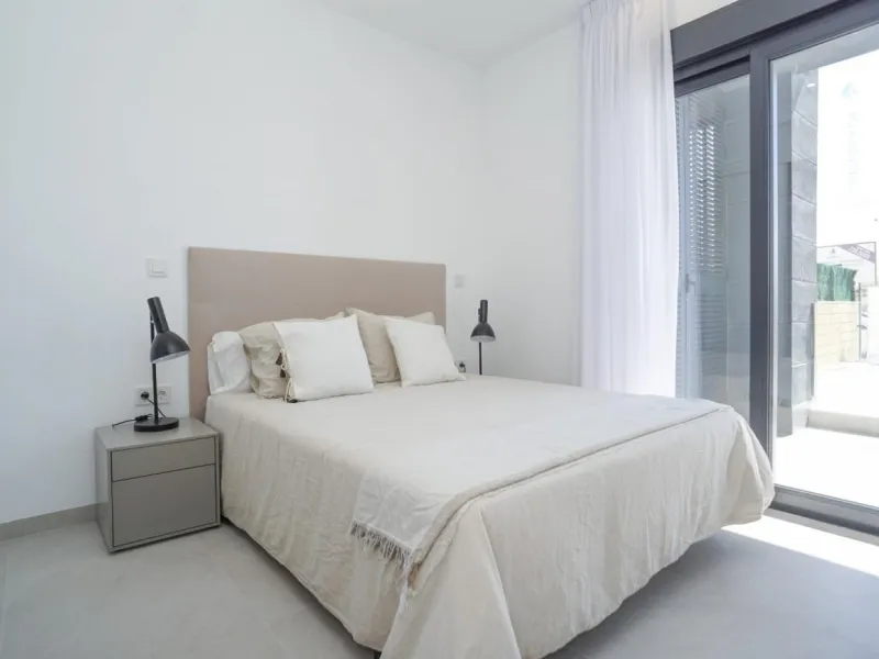 APARTAMENTOS DE OBRA NUEVA CON VISTAS AL MAR. 2 DOR. 2 BAÑOS. APARCAMENTO. PISCINA. PLAYA A 700 M.