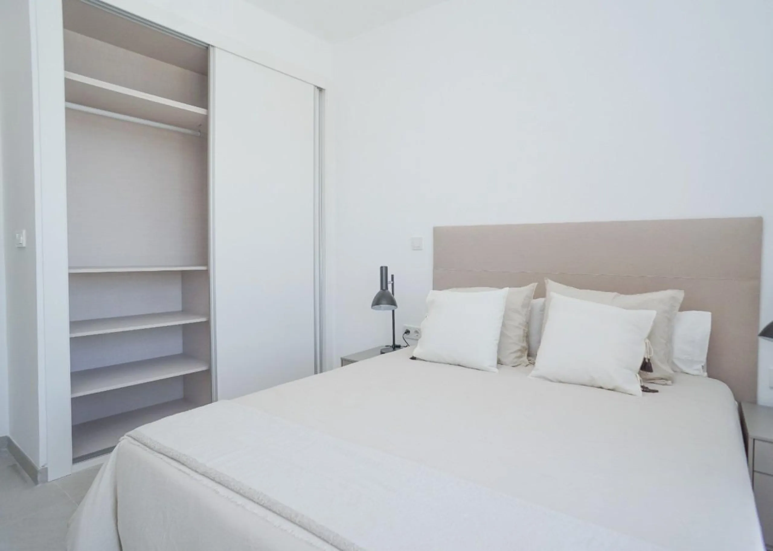 APARTAMENTOS DE OBRA NUEVA CON VISTAS AL MAR. 2 DOR. 2 BAÑOS. APARCAMENTO. PISCINA. PLAYA A 700 M.