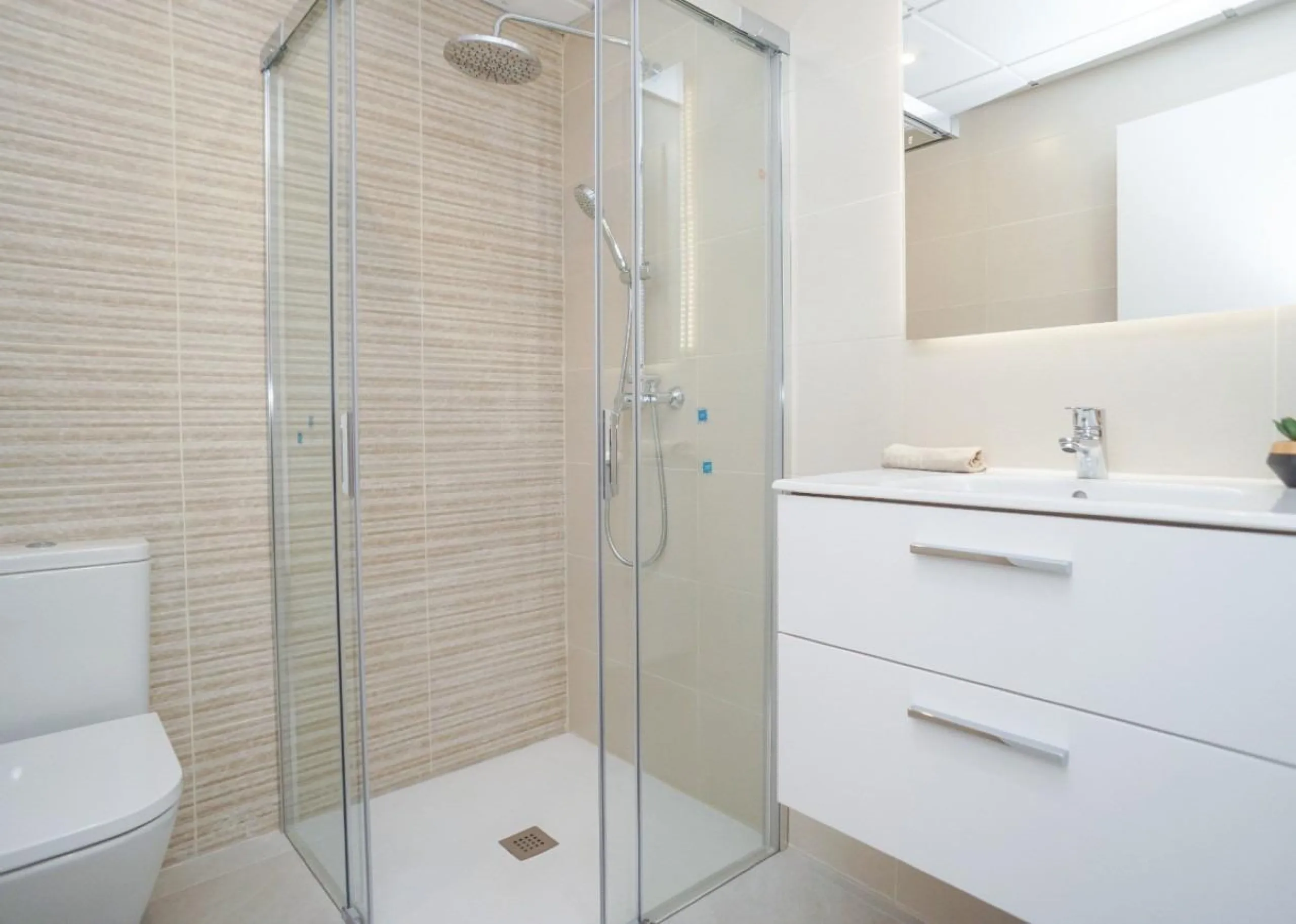 APARTAMENTOS DE OBRA NUEVA CON VISTAS AL MAR. 2 DOR. 2 BAÑOS. APARCAMENTO. PISCINA. PLAYA A 700 M.