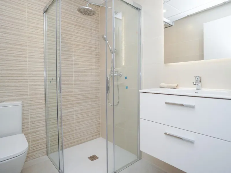 APARTAMENTOS DE OBRA NUEVA CON VISTAS AL MAR. 2 DOR. 2 BAÑOS. APARCAMENTO. PISCINA. PLAYA A 700 M.