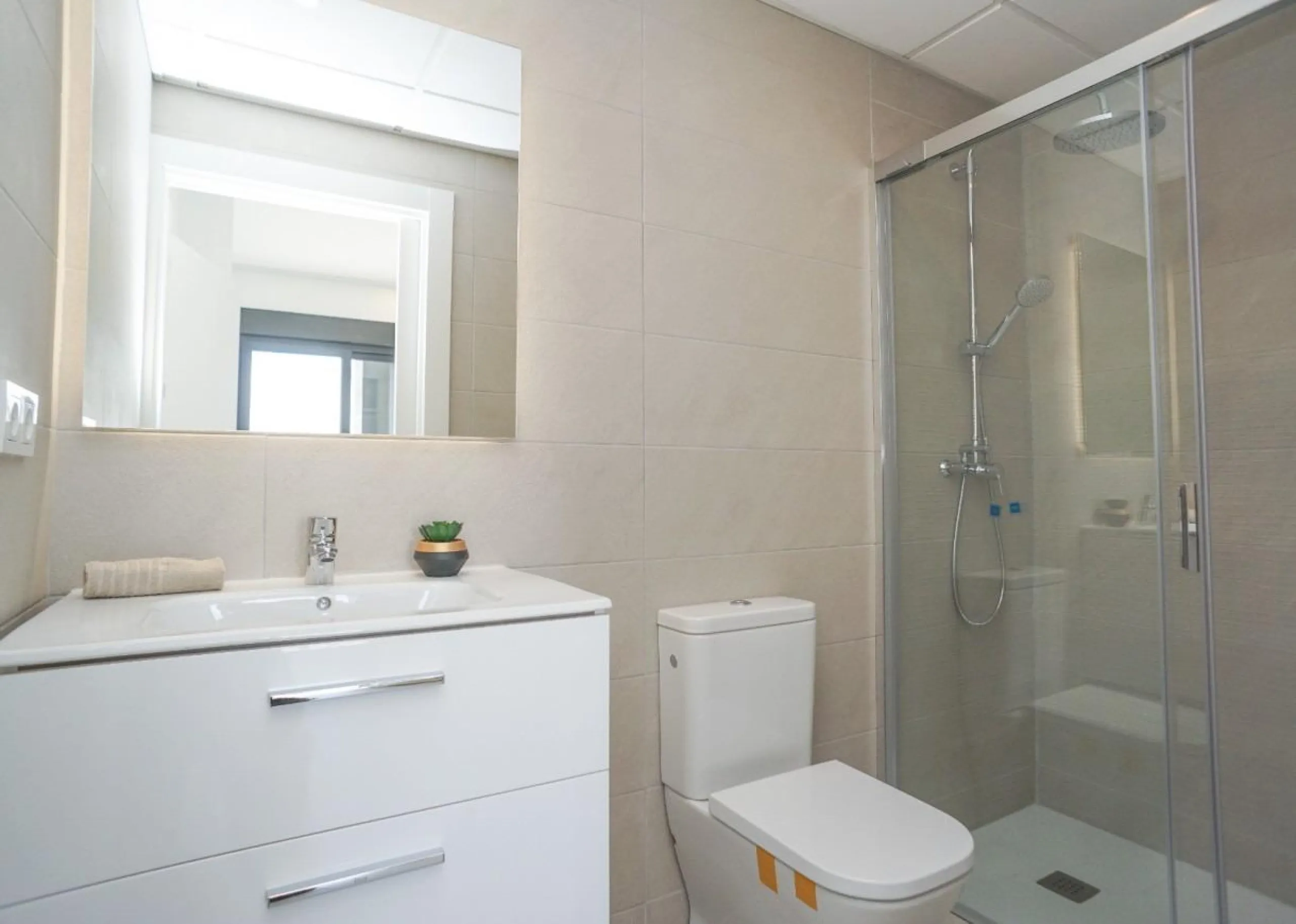 APARTAMENTOS DE OBRA NUEVA CON VISTAS AL MAR. 2 DOR. 2 BAÑOS. APARCAMENTO. PISCINA. PLAYA A 700 M.