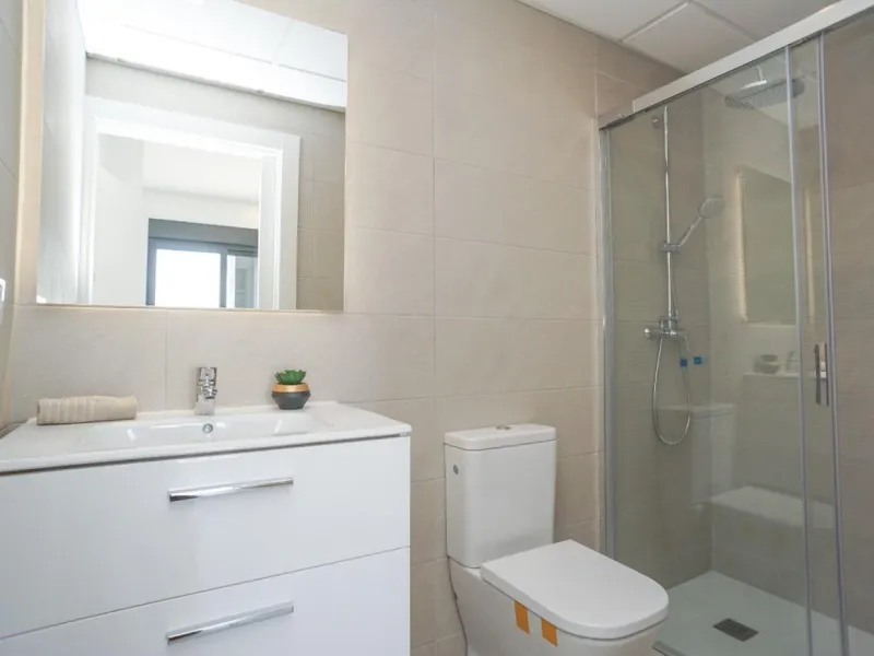 APARTAMENTOS DE OBRA NUEVA CON VISTAS AL MAR. 2 DOR. 2 BAÑOS. APARCAMENTO. PISCINA. PLAYA A 700 M.