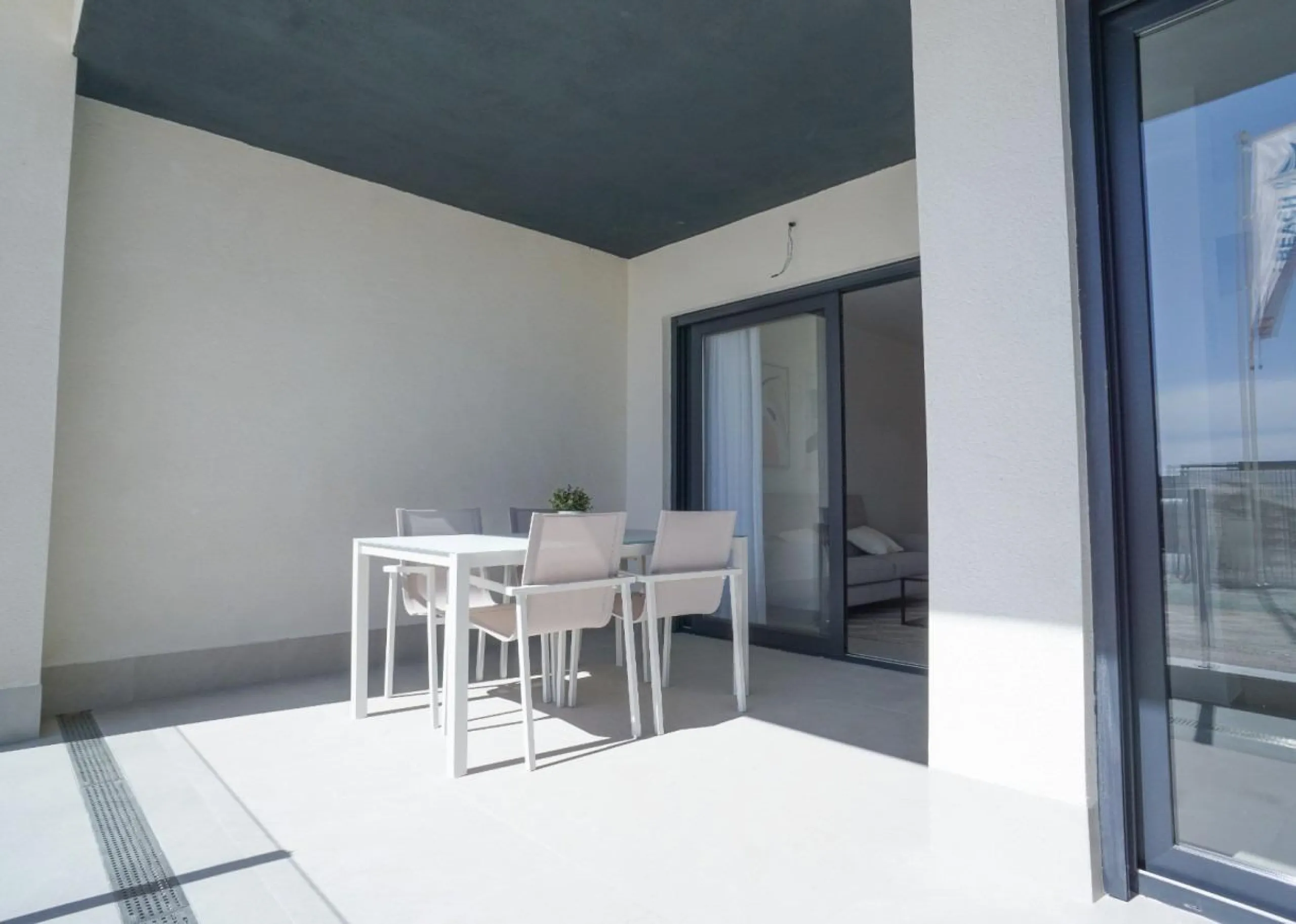 APARTAMENTOS DE OBRA NUEVA CON VISTAS AL MAR. 2 DOR. 2 BAÑOS. APARCAMENTO. PISCINA. PLAYA A 700 M.
