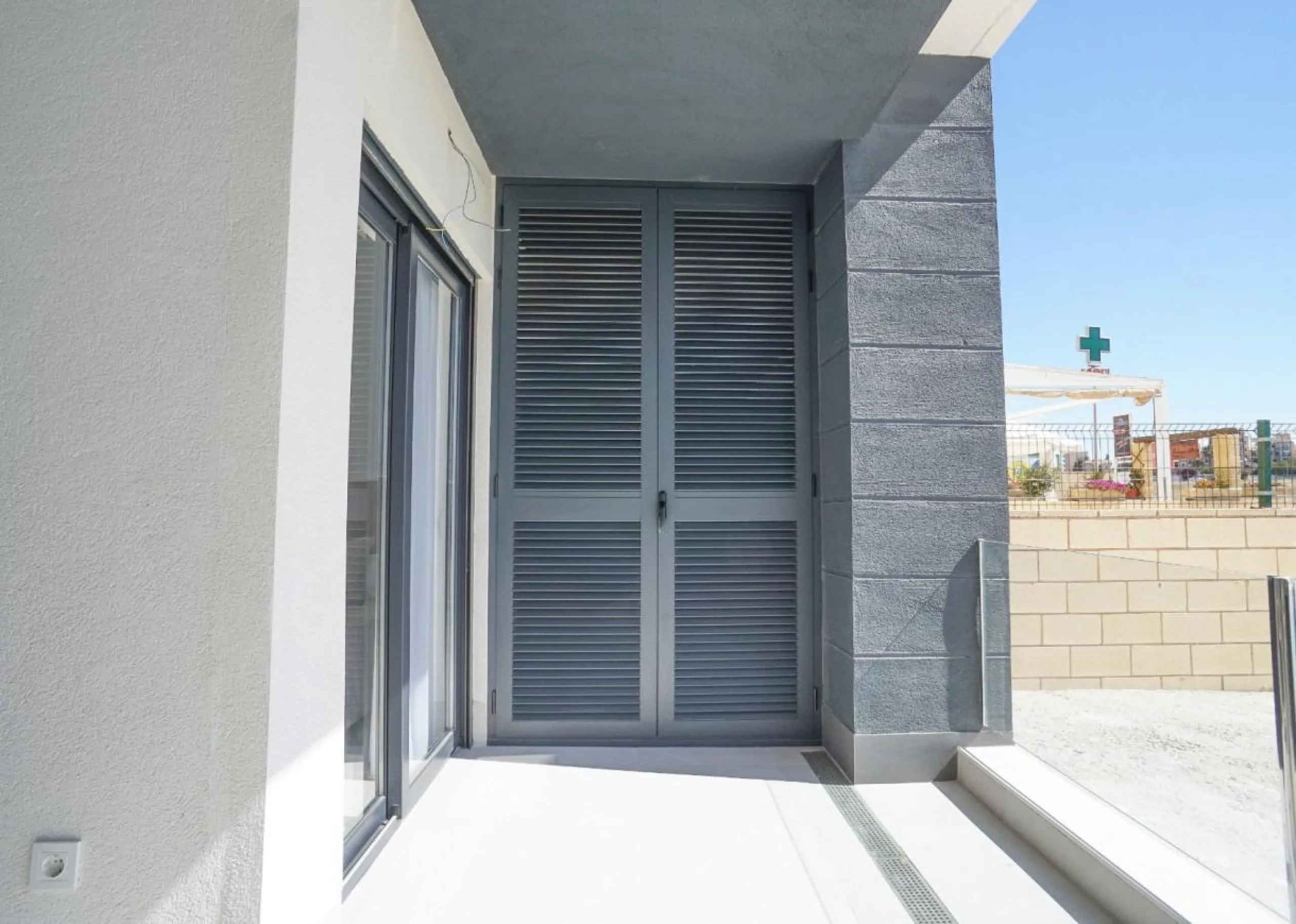 APARTAMENTOS DE OBRA NUEVA CON VISTAS AL MAR. 2 DOR. 2 BAÑOS. APARCAMENTO. PISCINA. PLAYA A 700 M.