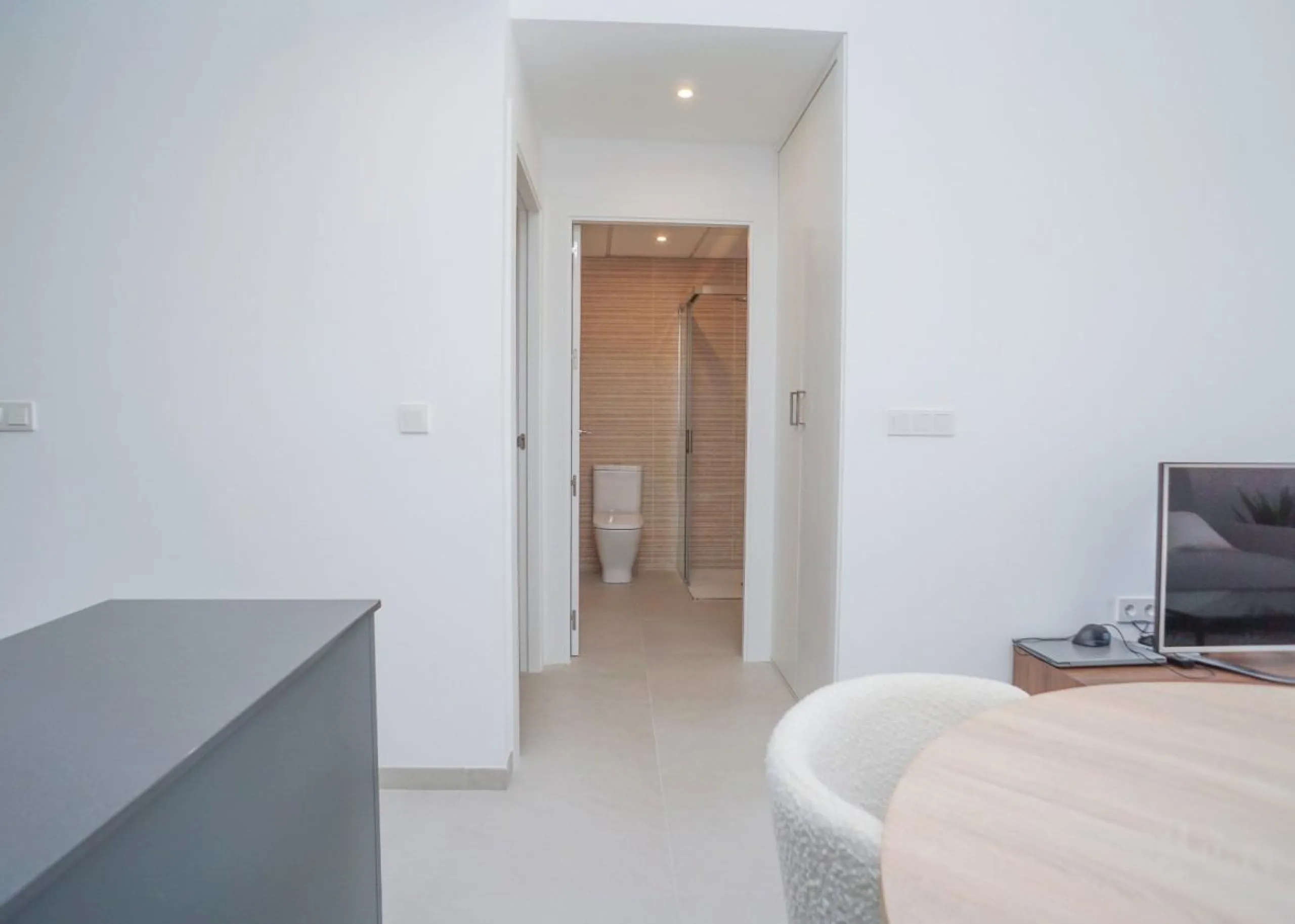 APARTAMENTOS DE OBRA NUEVA CON VISTAS AL MAR. 2 DOR. 2 BAÑOS. APARCAMENTO. PISCINA. PLAYA A 700 M.