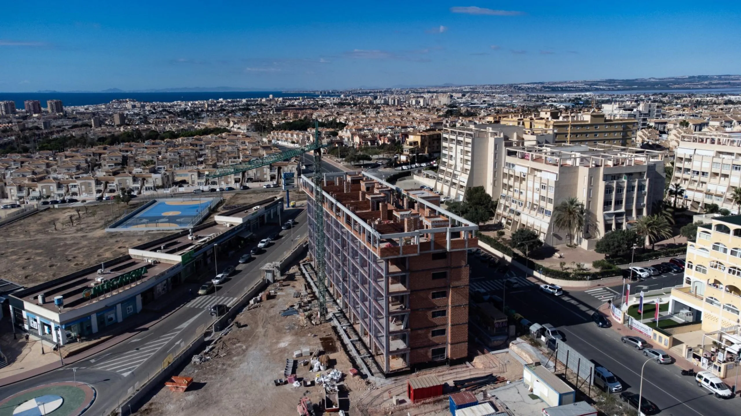 APARTAMENTOS DE OBRA NUEVA CON VISTAS AL MAR. 2 DOR. 2 BAÑOS. APARCAMENTO. PISCINA. PLAYA A 700 M.