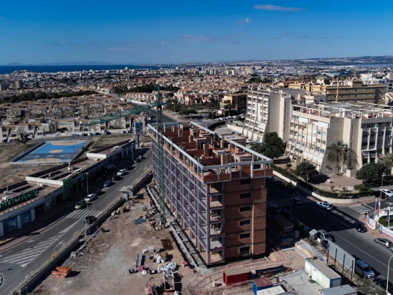 APARTAMENTOS DE OBRA NUEVA CON VISTAS AL MAR. 2 DOR. 2 BAÑOS. APARCAMENTO. PISCINA. PLAYA A 700 M.