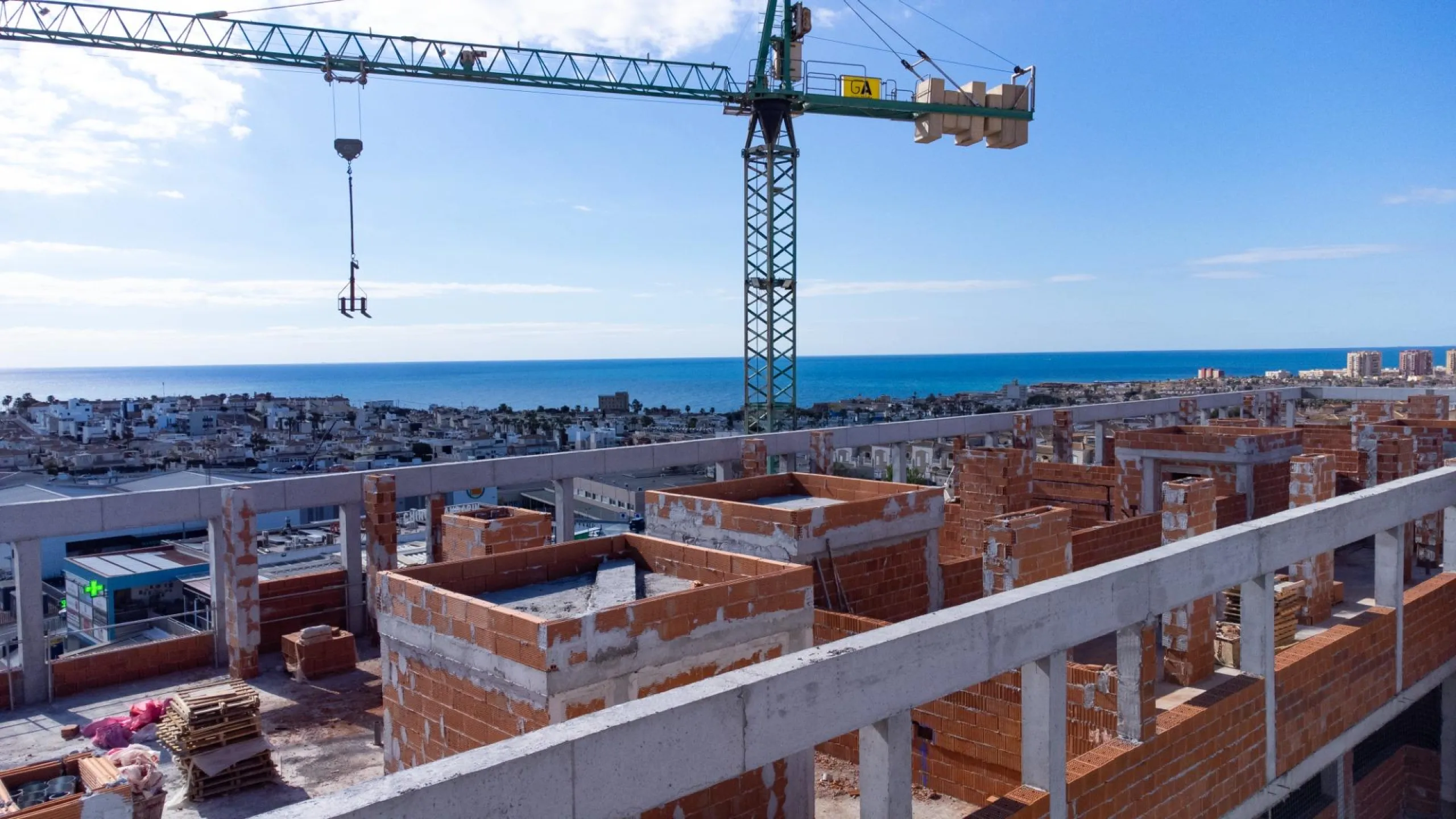 APARTAMENTOS DE OBRA NUEVA CON VISTAS AL MAR. 2 DOR. 2 BAÑOS. APARCAMENTO. PISCINA. PLAYA A 700 M.