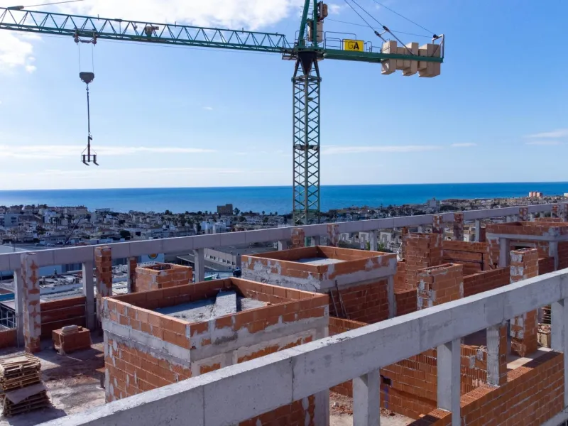 APARTAMENTOS DE OBRA NUEVA CON VISTAS AL MAR. 2 DOR. 2 BAÑOS. APARCAMENTO. PISCINA. PLAYA A 700 M.