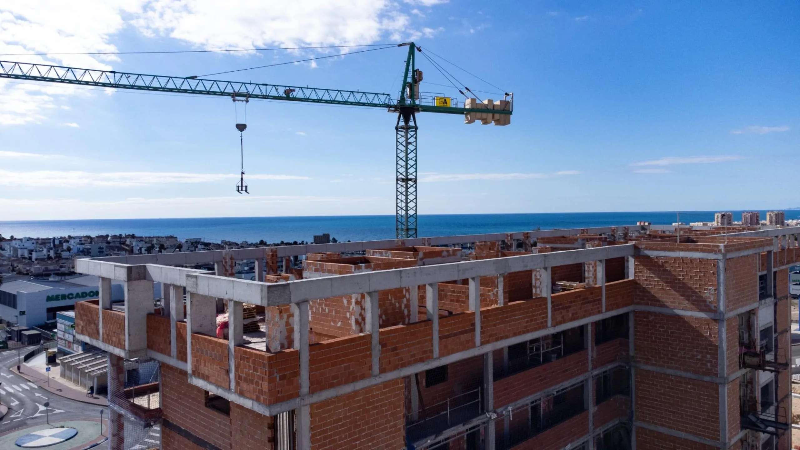 APARTAMENTOS DE OBRA NUEVA CON VISTAS AL MAR. 2 DOR. 2 BAÑOS. APARCAMENTO. PISCINA. PLAYA A 700 M.