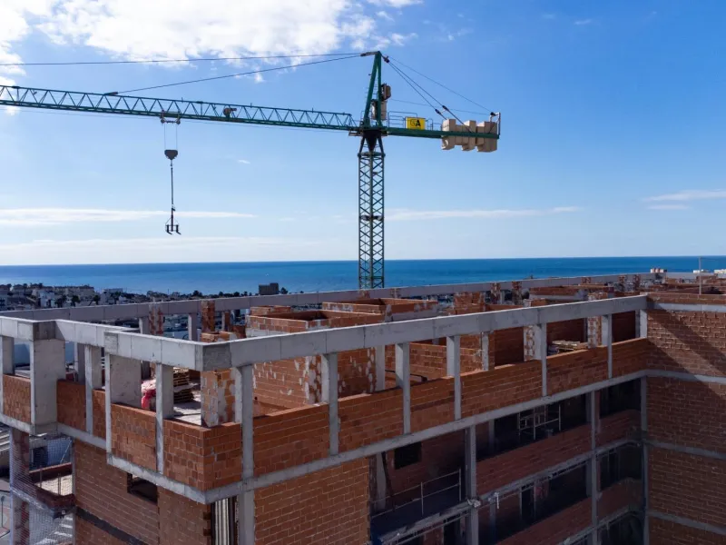 APARTAMENTOS DE OBRA NUEVA CON VISTAS AL MAR. 2 DOR. 2 BAÑOS. APARCAMENTO. PISCINA. PLAYA A 700 M.