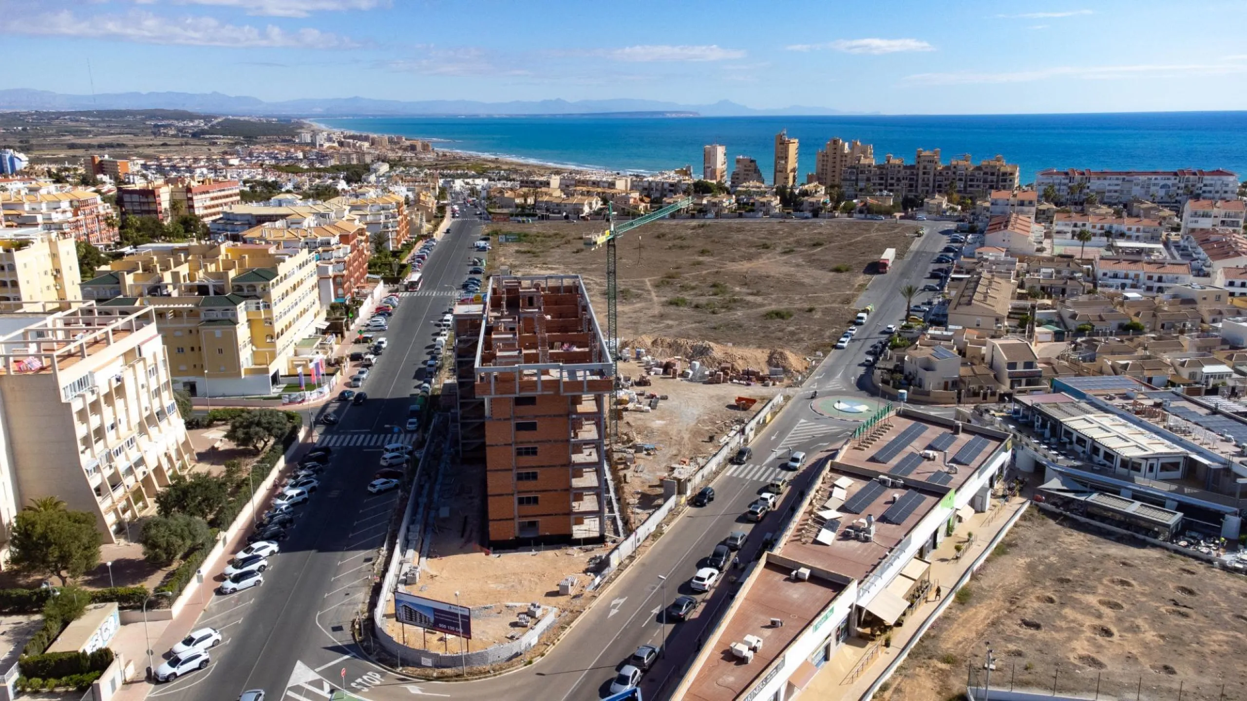 APARTAMENTOS DE OBRA NUEVA CON VISTAS AL MAR. 2 DOR. 2 BAÑOS. APARCAMENTO. PISCINA. PLAYA A 700 M.