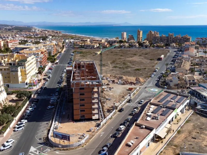 APARTAMENTOS DE OBRA NUEVA CON VISTAS AL MAR. 2 DOR. 2 BAÑOS. APARCAMENTO. PISCINA. PLAYA A 700 M.