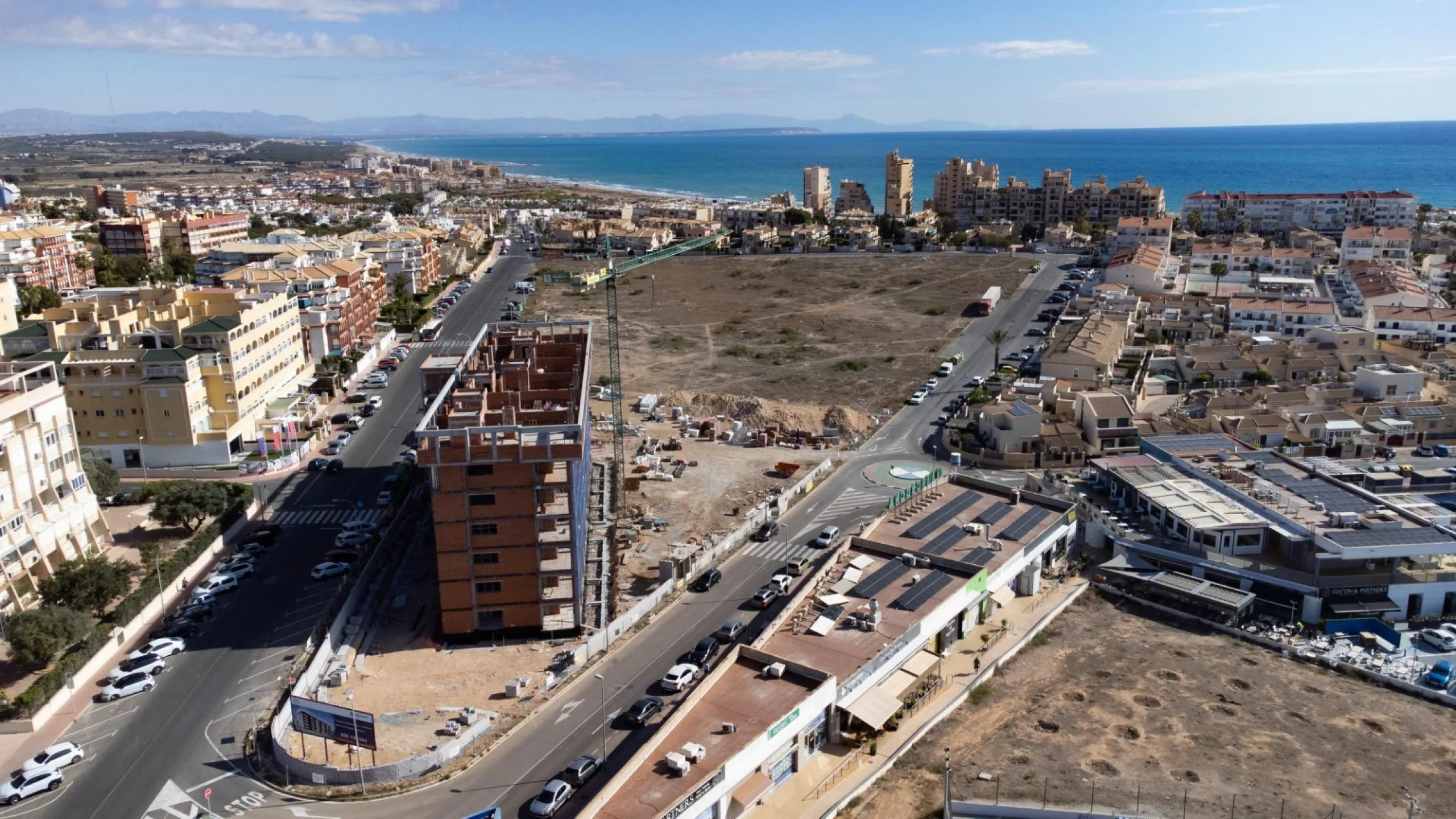 APARTAMENTOS DE OBRA NUEVA CON VISTAS AL MAR. 2 DOR. 2 BAÑOS. APARCAMENTO. PISCINA. PLAYA A 700 M.