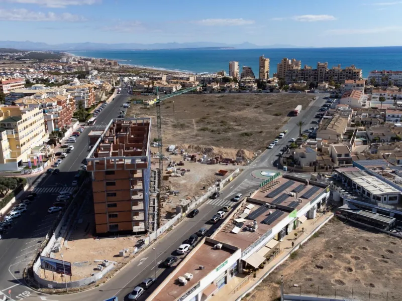APARTAMENTOS DE OBRA NUEVA CON VISTAS AL MAR. 2 DOR. 2 BAÑOS. APARCAMENTO. PISCINA. PLAYA A 700 M.