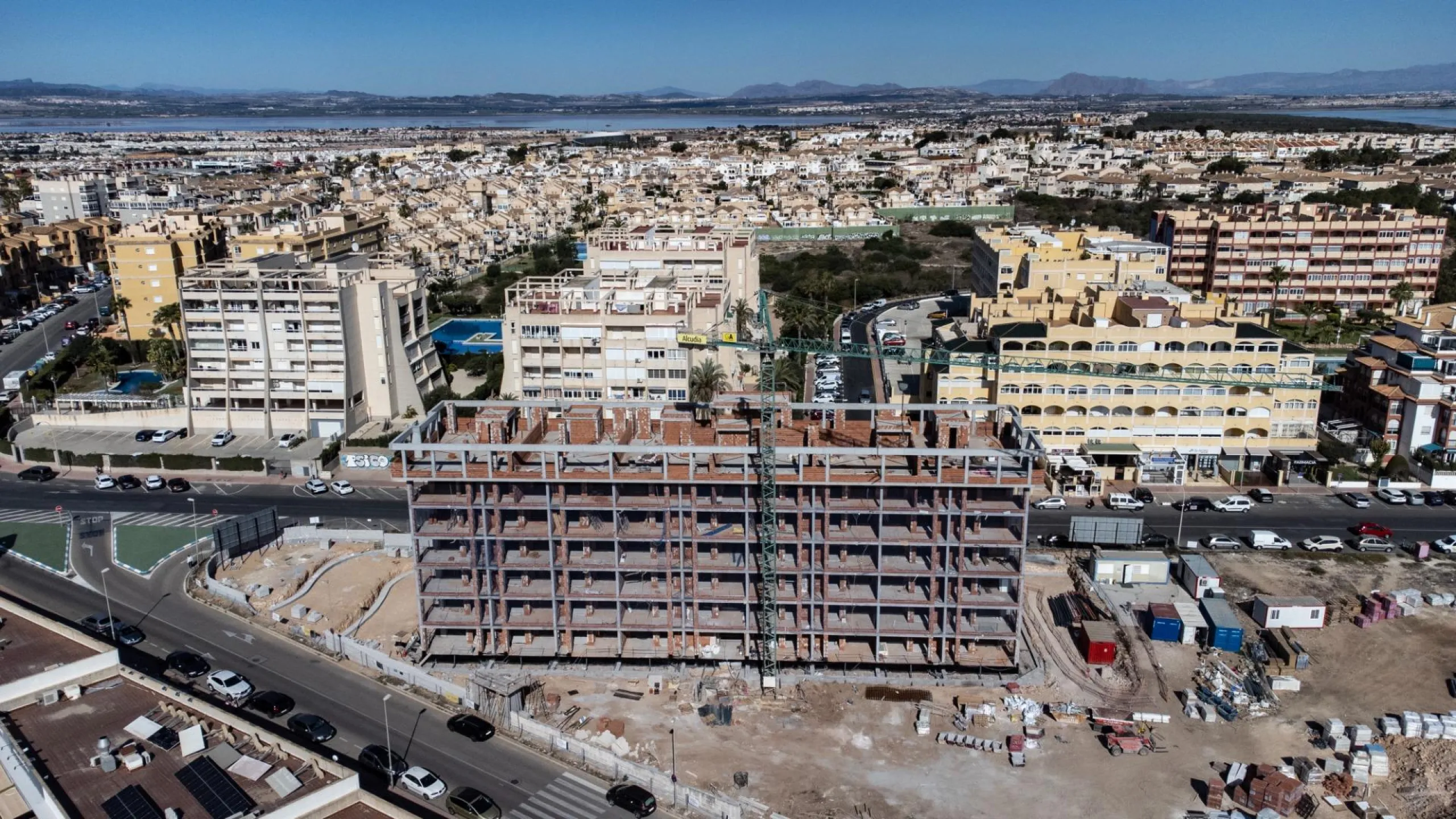 APARTAMENTOS DE OBRA NUEVA CON VISTAS AL MAR. 2 DOR. 2 BAÑOS. APARCAMENTO. PISCINA. PLAYA A 700 M.