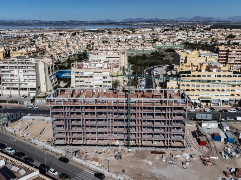 APARTAMENTOS DE OBRA NUEVA CON VISTAS AL MAR. 2 DOR. 2 BAÑOS. APARCAMENTO. PISCINA. PLAYA A 700 M.