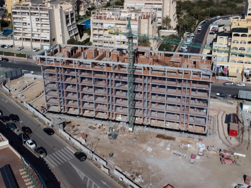 APARTAMENTOS DE OBRA NUEVA CON VISTAS AL MAR. 2 DOR. 2 BAÑOS. APARCAMENTO. PISCINA. PLAYA A 700 M.