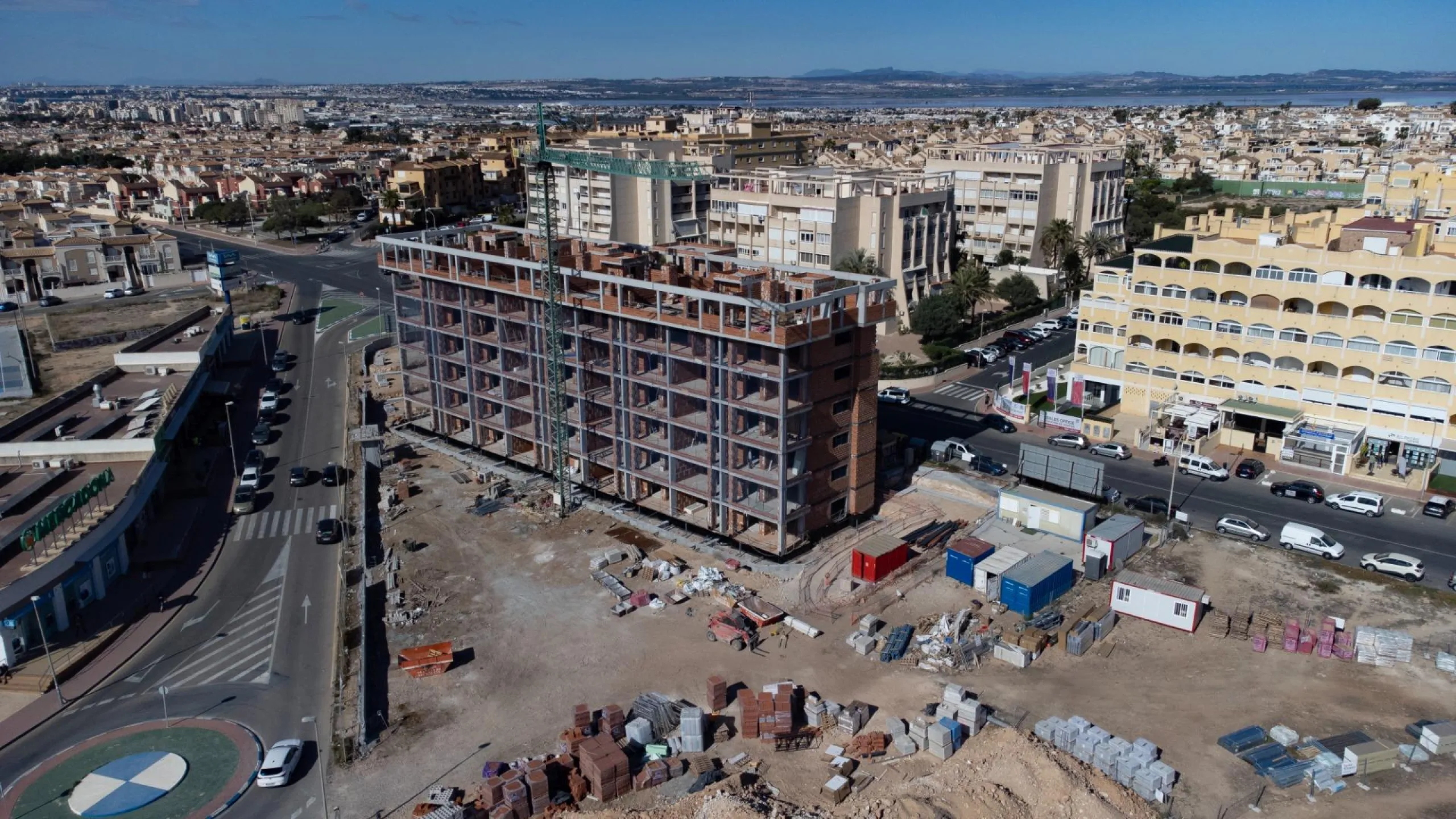 APARTAMENTOS DE OBRA NUEVA CON VISTAS AL MAR. 2 DOR. 2 BAÑOS. APARCAMENTO. PISCINA. PLAYA A 700 M.