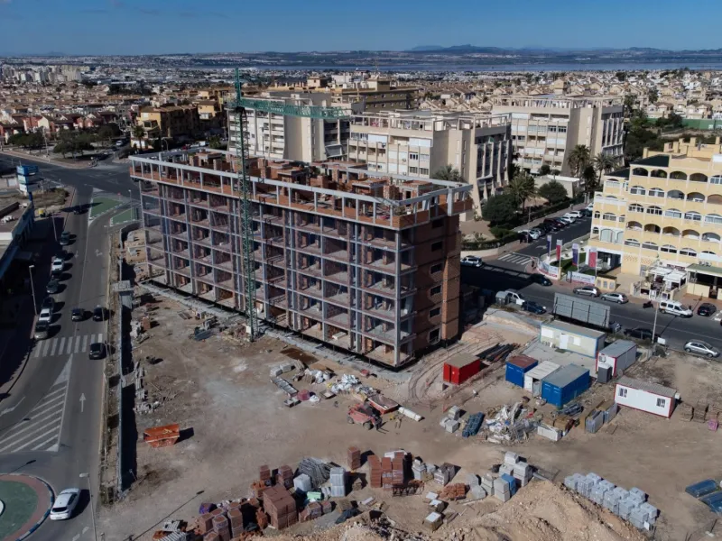 APARTAMENTOS DE OBRA NUEVA CON VISTAS AL MAR. 2 DOR. 2 BAÑOS. APARCAMENTO. PISCINA. PLAYA A 700 M.