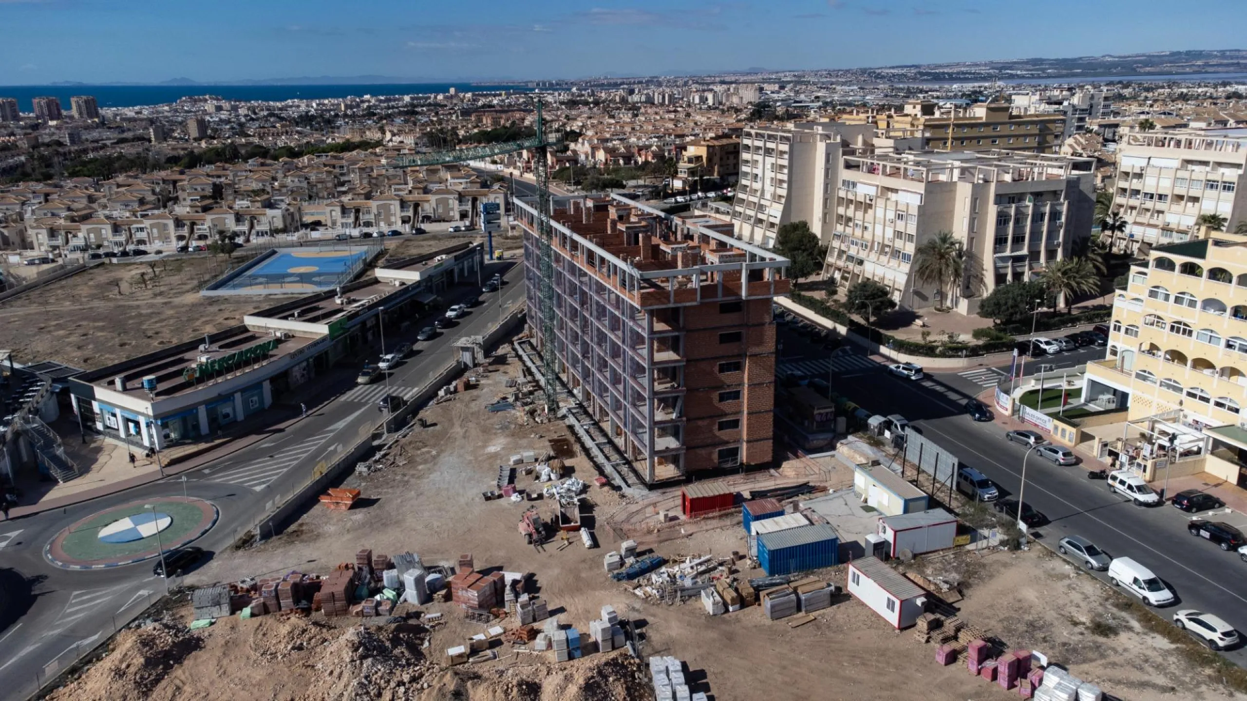 APARTAMENTOS DE OBRA NUEVA CON VISTAS AL MAR. 2 DOR. 2 BAÑOS. APARCAMENTO. PISCINA. PLAYA A 700 M.