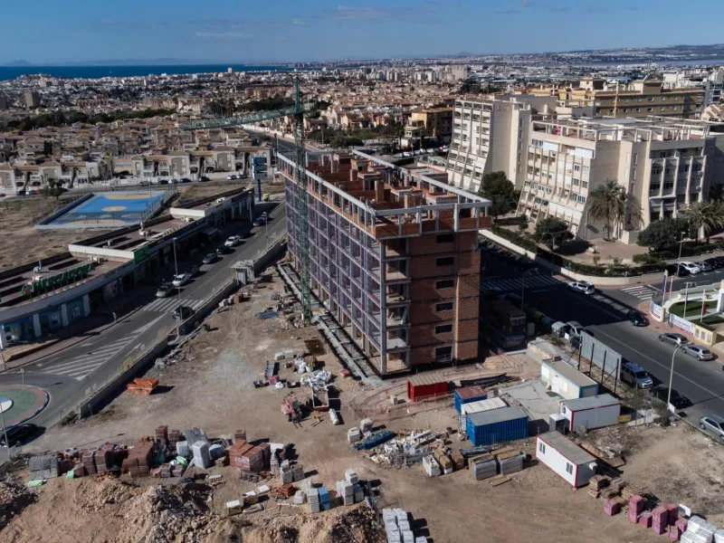 APARTAMENTOS DE OBRA NUEVA CON VISTAS AL MAR. 2 DOR. 2 BAÑOS. APARCAMENTO. PISCINA. PLAYA A 700 M.