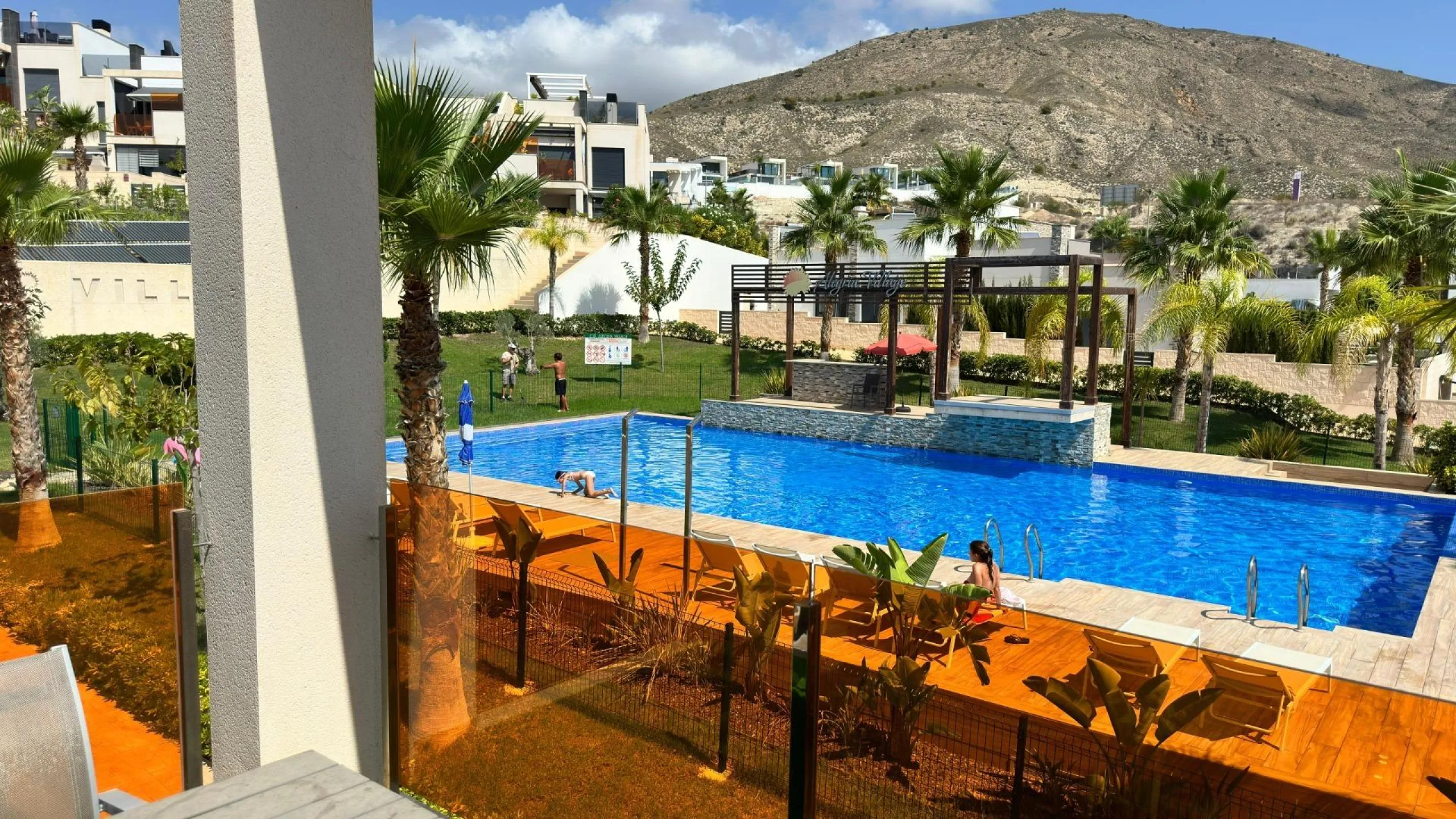 Penthouse with solarium and jacuzzi in the Alegria Village urbanization