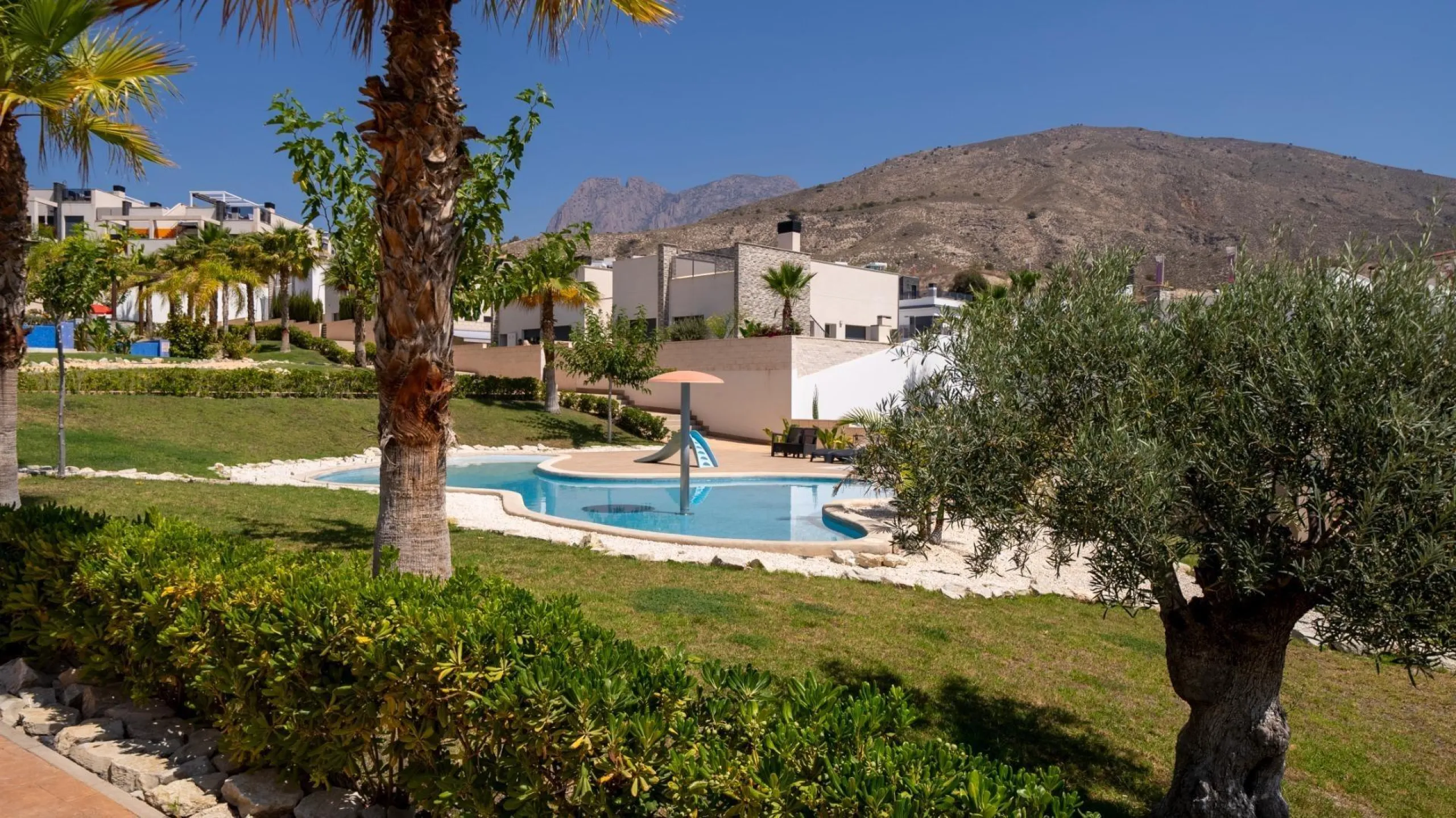 Penthouse with solarium and jacuzzi in the Alegria Village urbanization