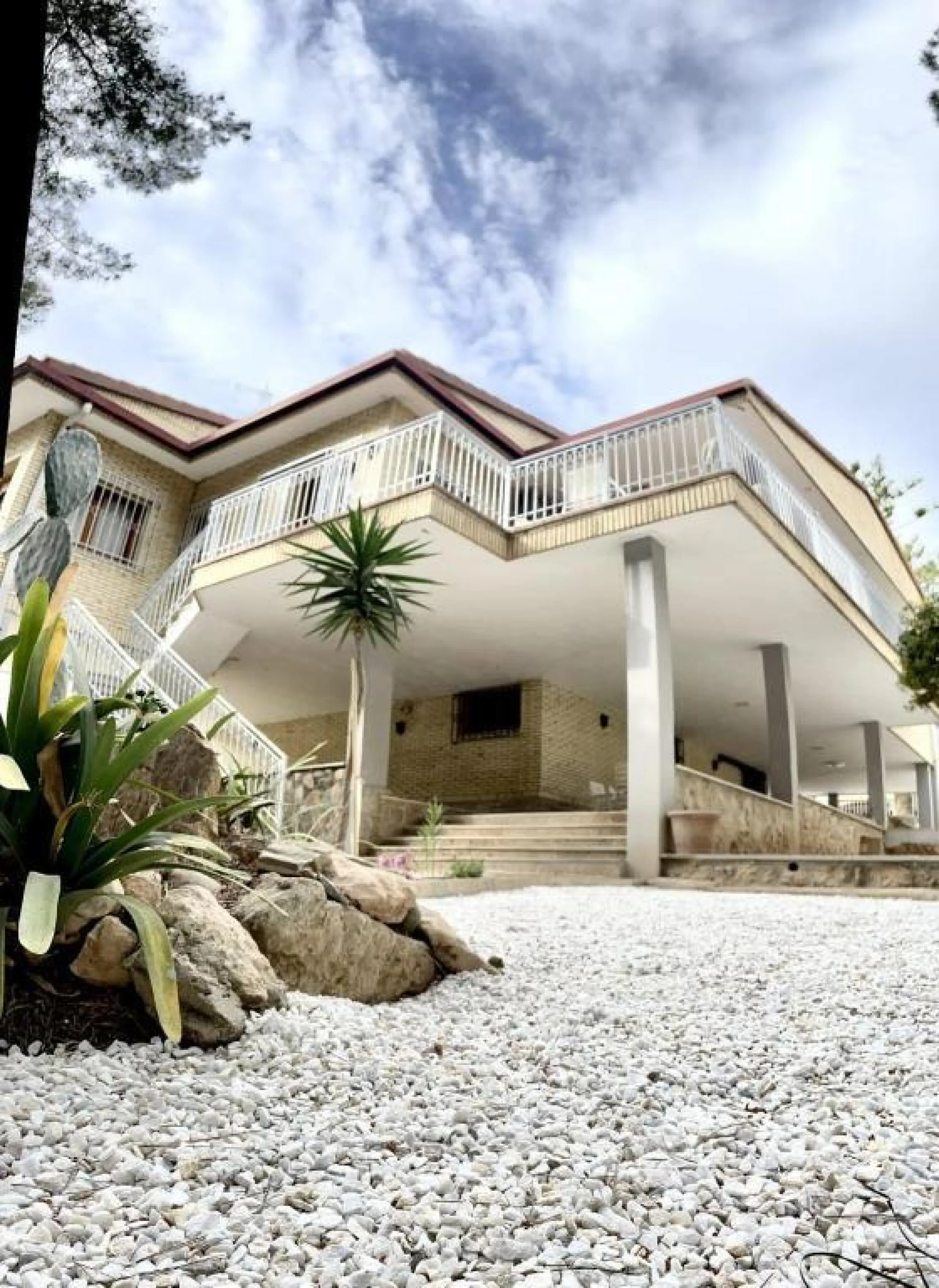 VILLA EN ORIHUELA COSTA A 500 METROS DE LA PLAYA. 4 DORM. 3 BAÑOS. PARCELA 1.145M2.