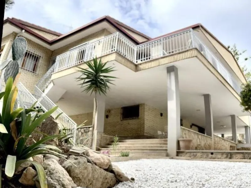 VILLA EN ORIHUELA COSTA A 500 METROS DE LA PLAYA. 4 DORM. 3 BAÑOS. PARCELA 1.145M2.