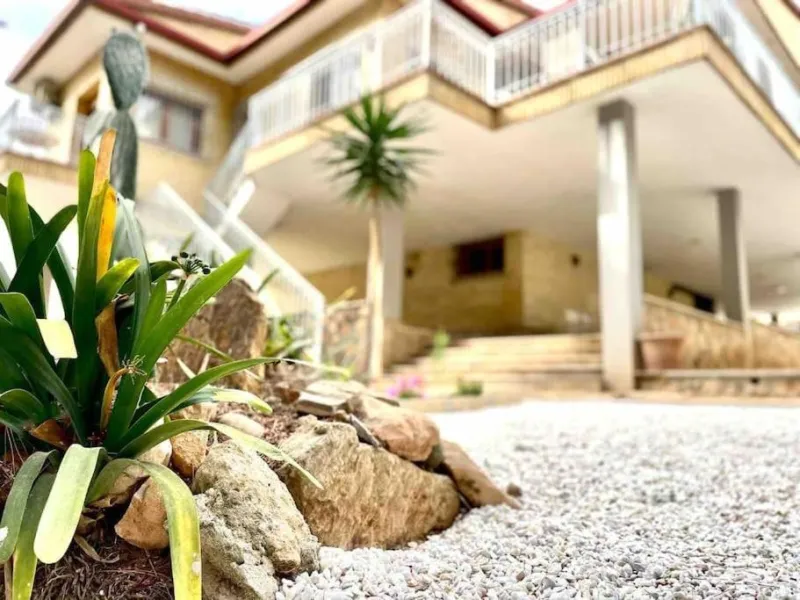 VILLA EN ORIHUELA COSTA A 500 METROS DE LA PLAYA. 4 DORM. 3 BAÑOS. PARCELA 1.145M2.